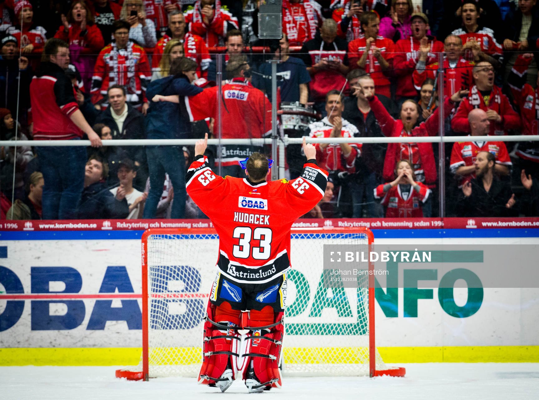 Örebros målvakt Julius Hudacek firar segern med fansen