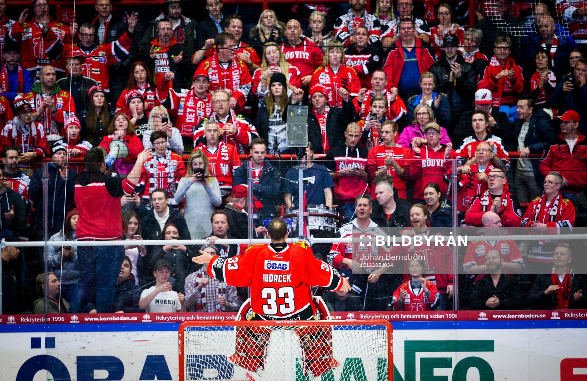 Örebros målvakt Julius Hudacek firar segern med fansen