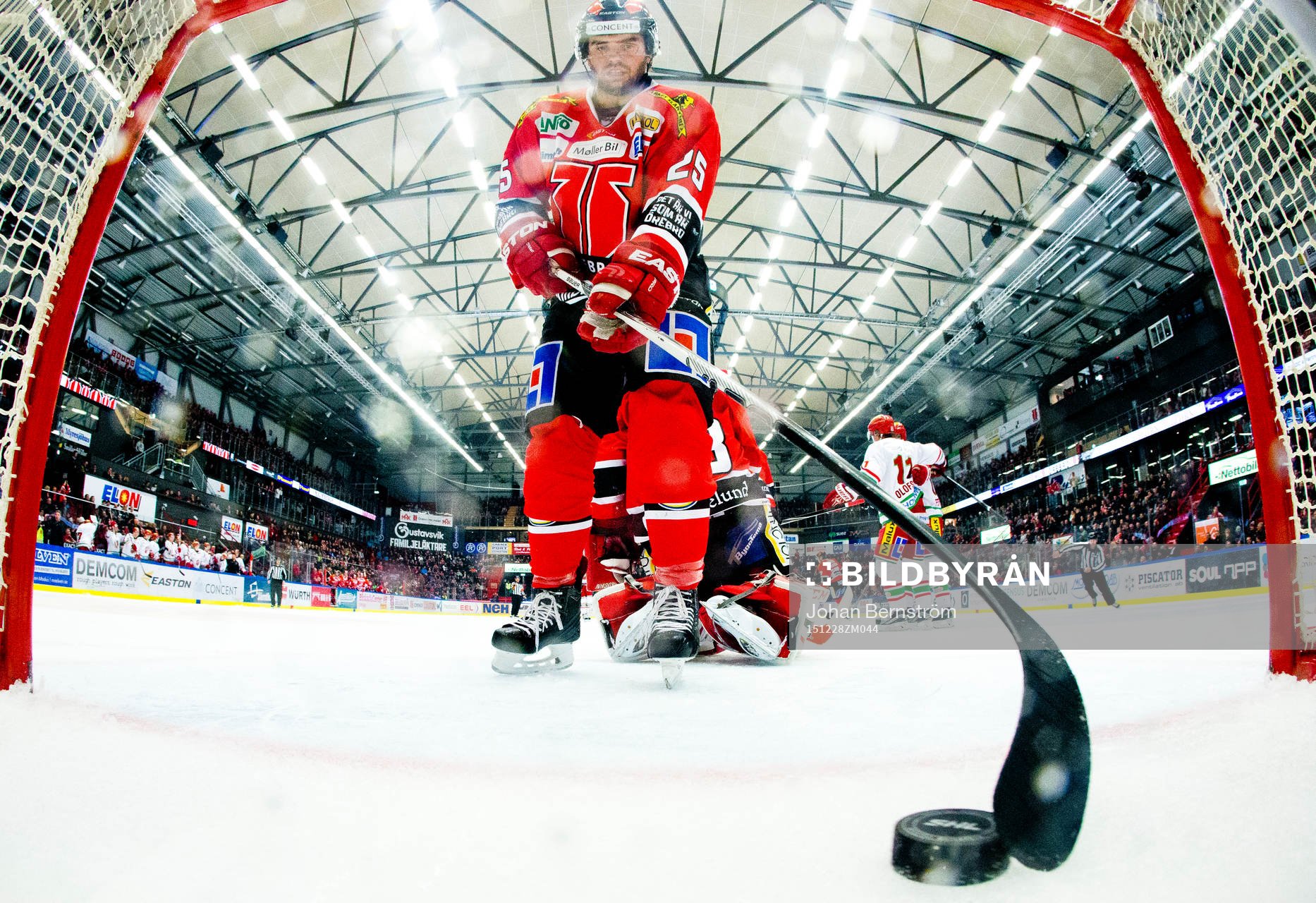 Örebros Martin Johansson tar ut pucken ut Örebros mål
