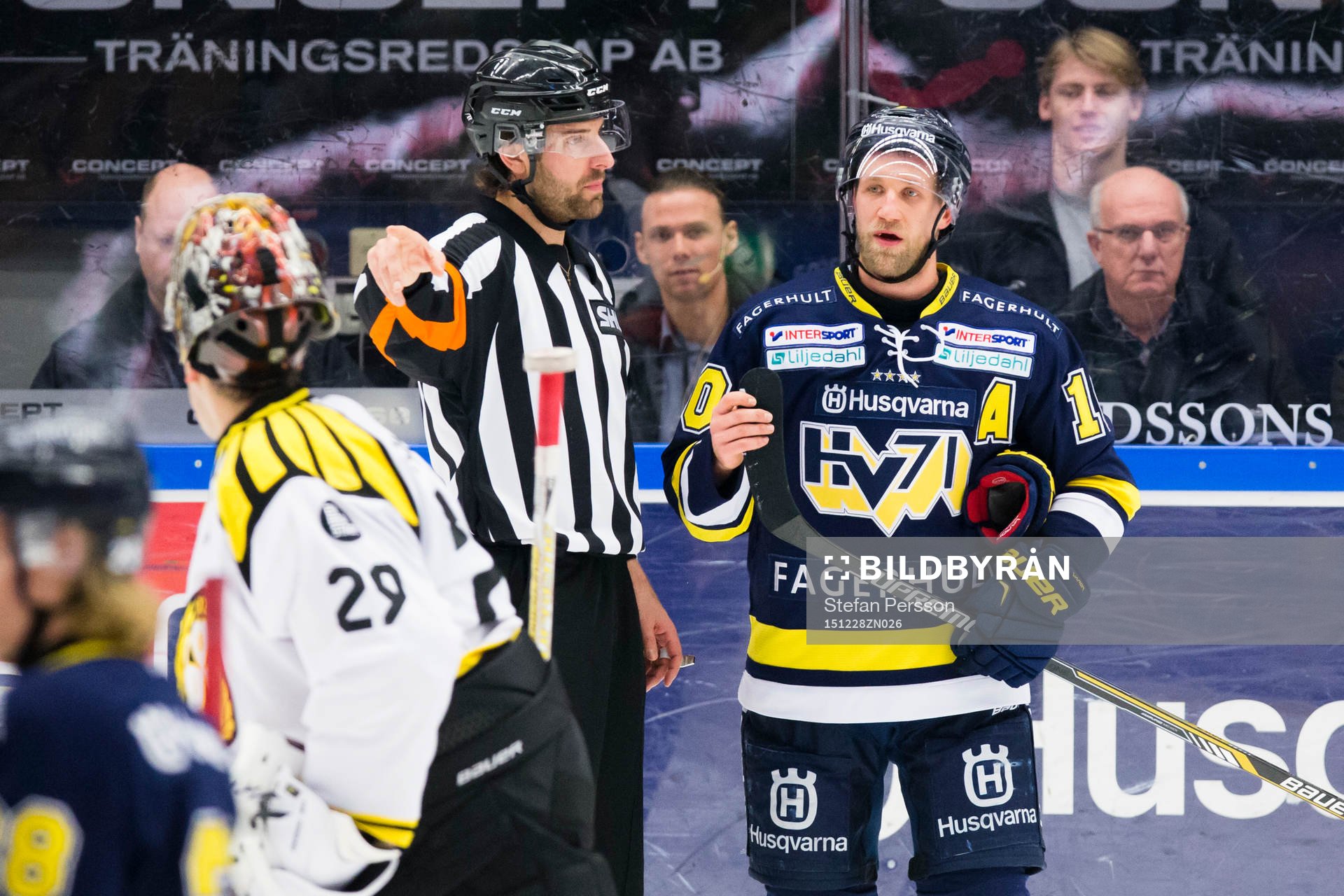 Brynäs målvakt Bernhard Starkbaum domaren Mikael