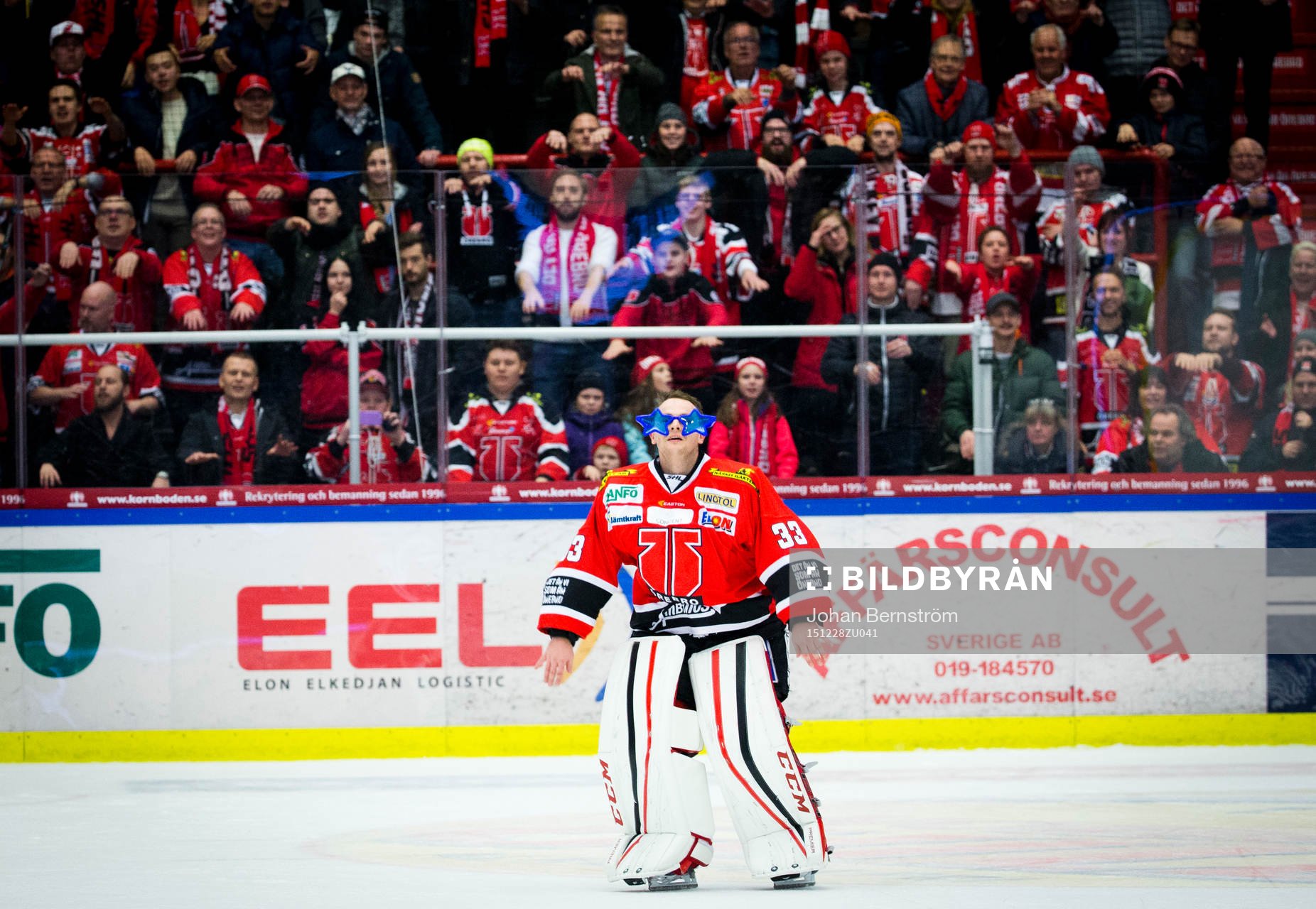 Örebros målvakt Julius Hudacek firar segern med fansen