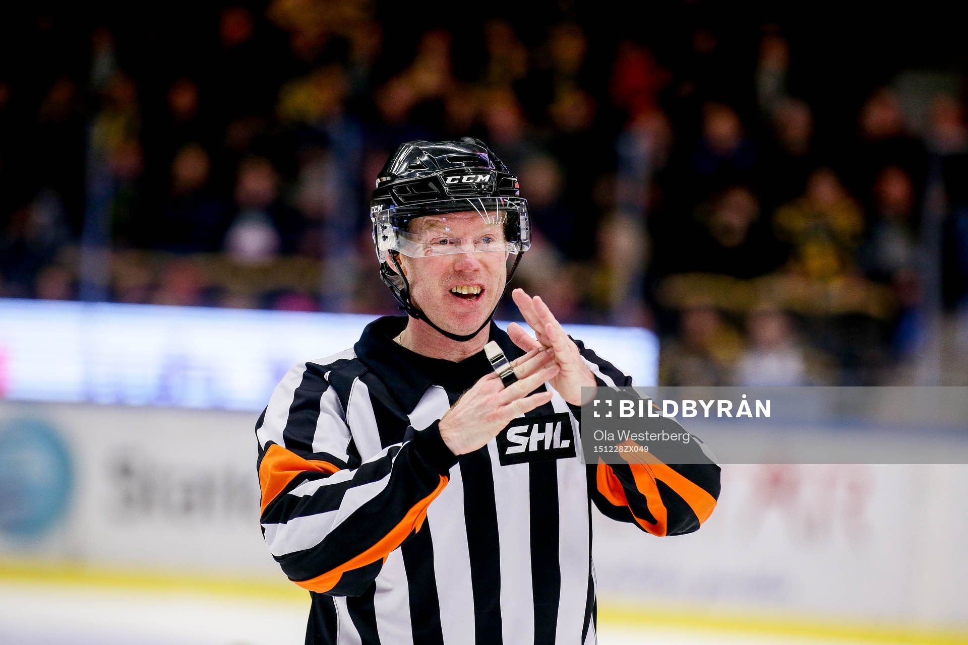 Domaren Pehr Claesson visar timeout tecknet