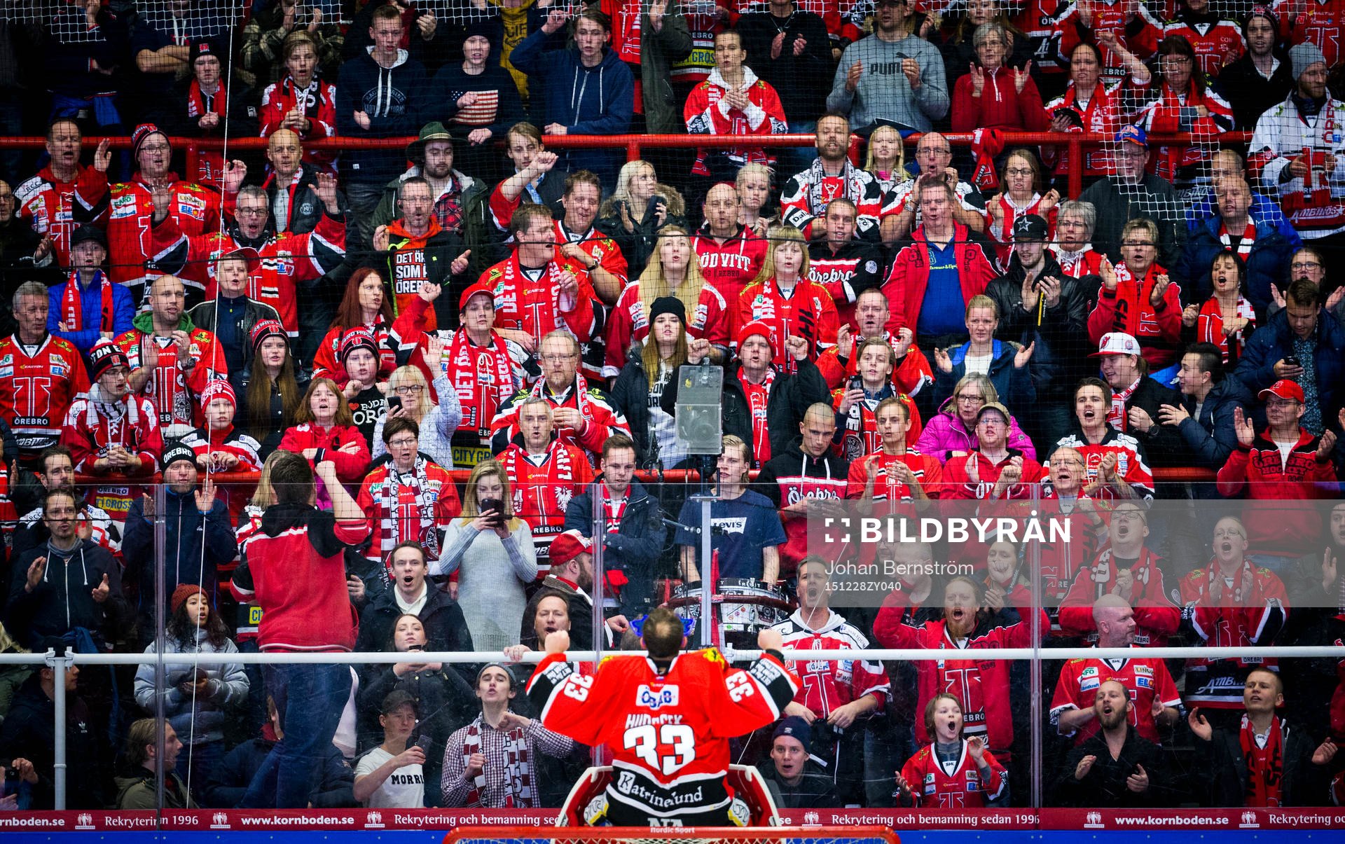 Örebros målvakt Julius Hudacek firar segern med fansen
