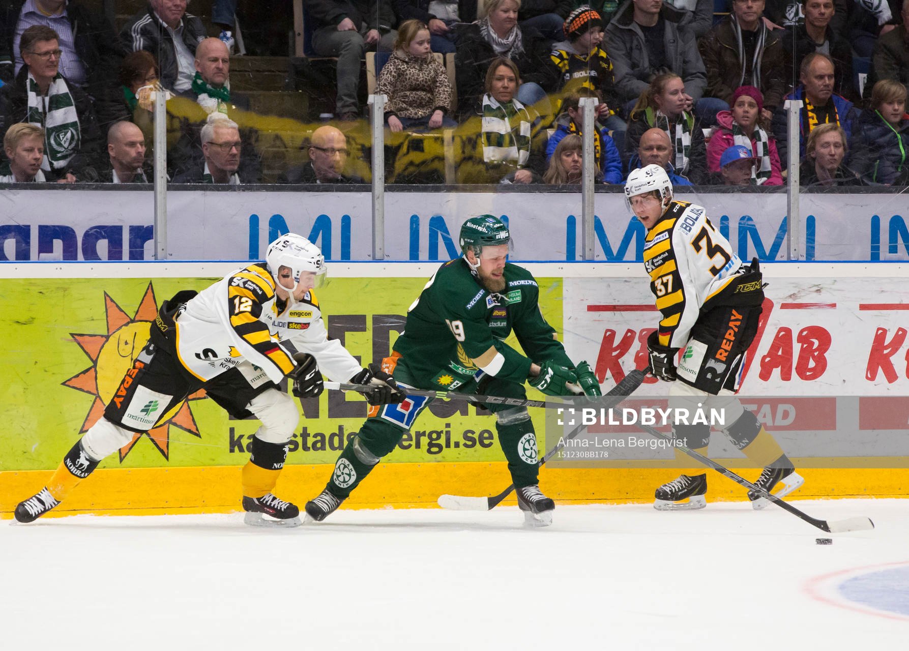 Färjestads Antti Tyrväinen mellan Skellefteås Adam