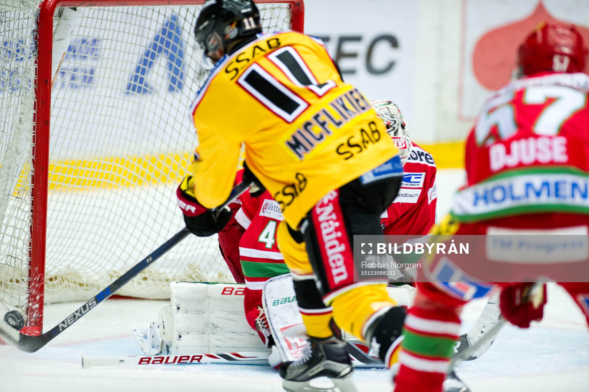 Luleås Jacob Micflikier gör 0-1 målet på Modos målvakt
