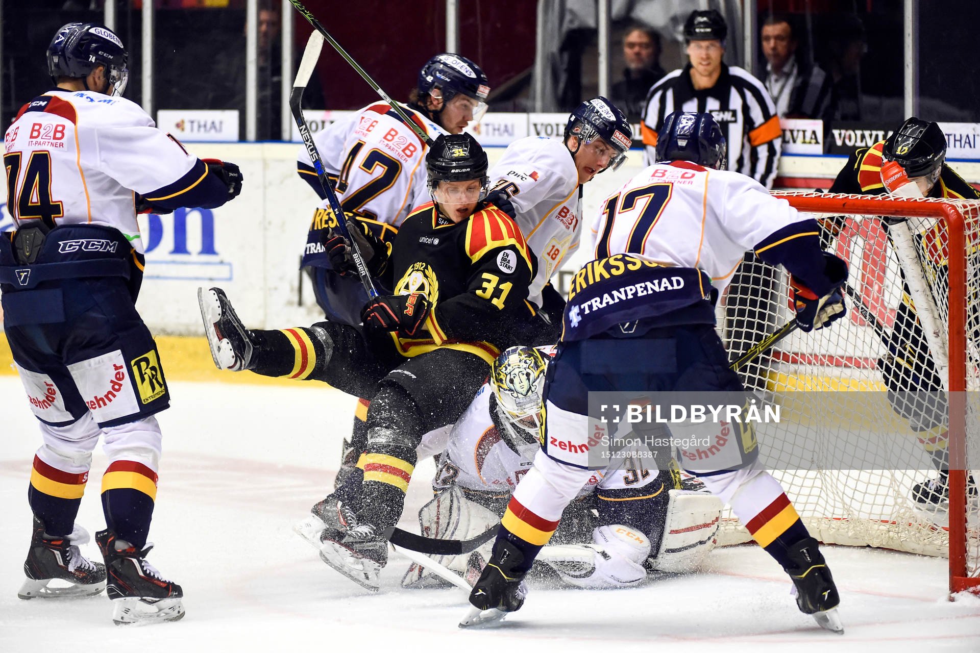 Brynäs Daniel Mannberg faller över Djurgårdens målvakt