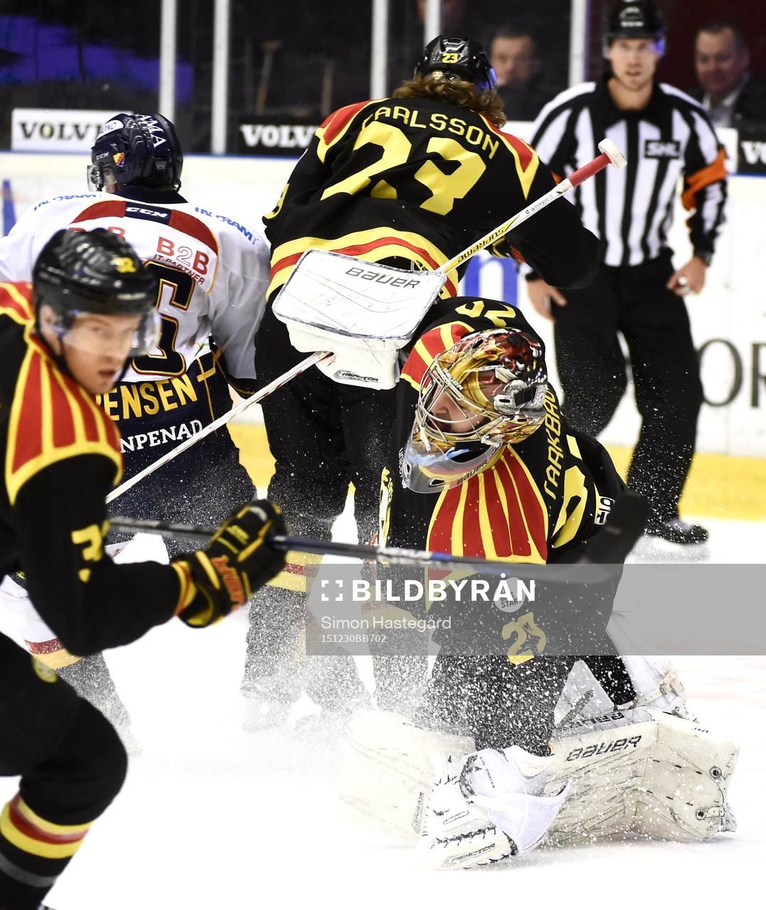Stökigt framför Brynäs målvakt Bernhard Starkbaum