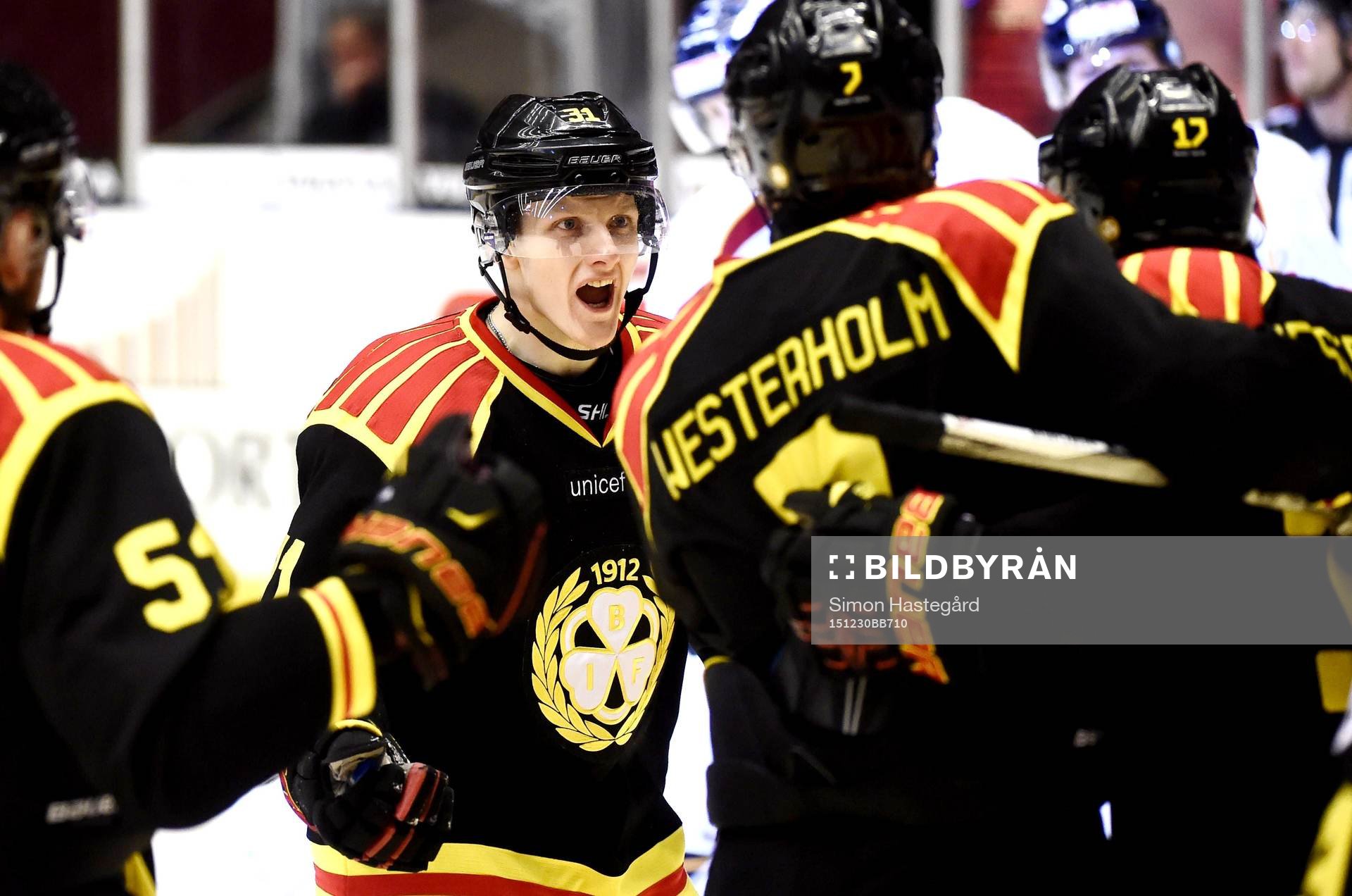 Brynäs Daniel Mannberg jublar med Ponthus Westerholm och