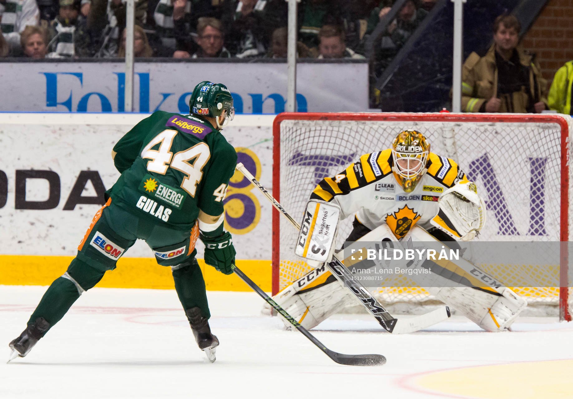 Skellefteås målvakt Erik Hanses  räddar Färjestads