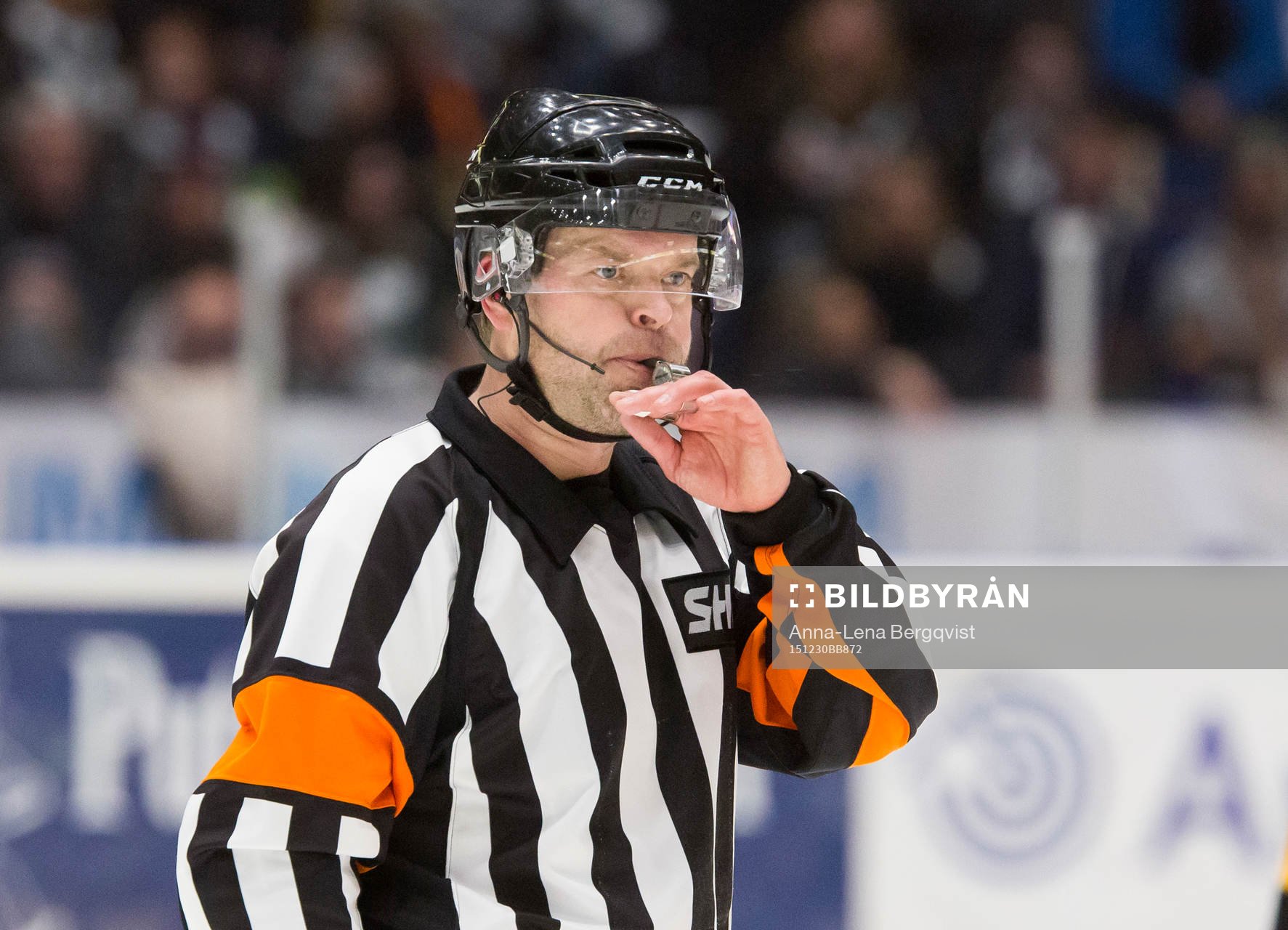 Domare Patrik Sjöberg blåser i pipan