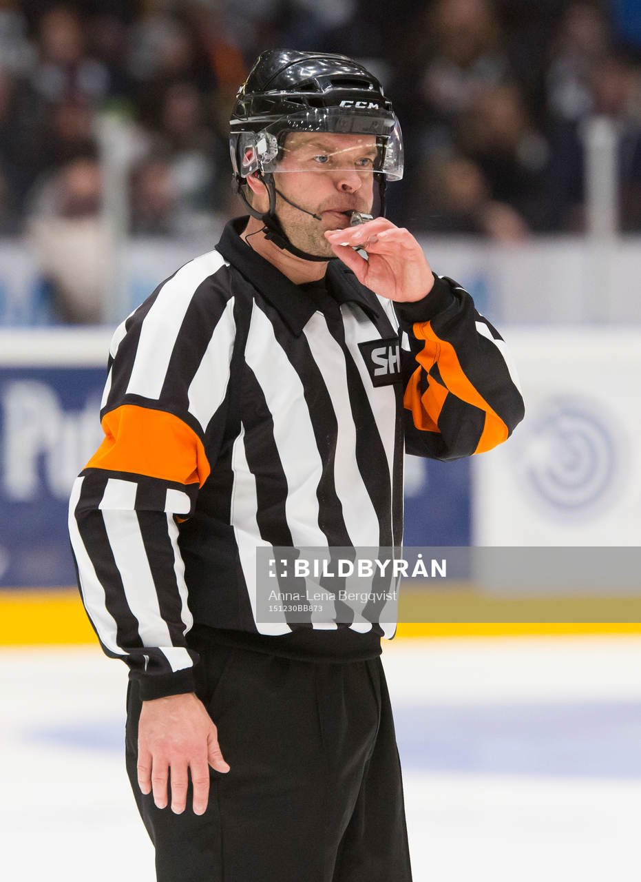 Domare Patrik Sjöberg blåser i pipan