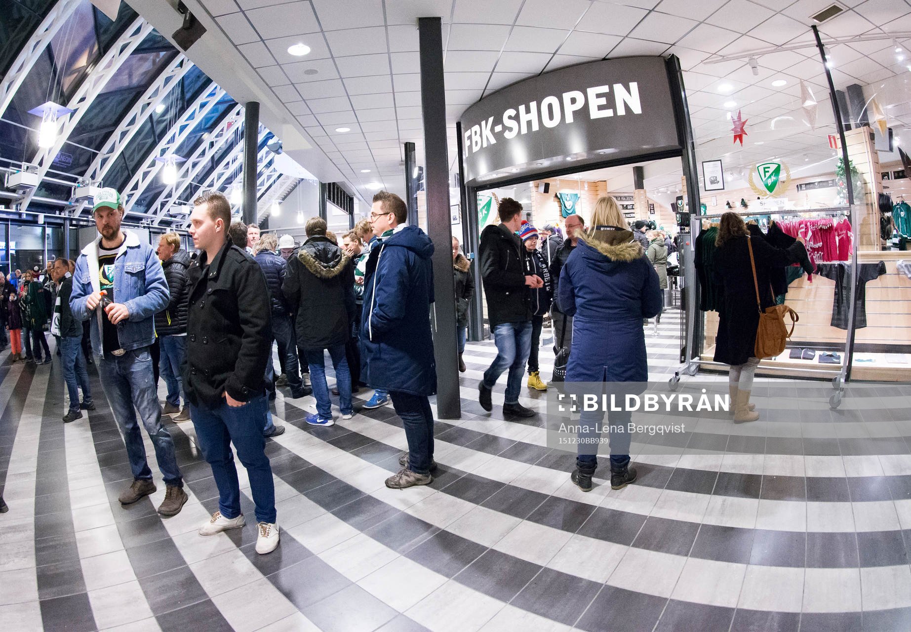 interiörbild av entrén med FBK-shopen i Löfbergs Arena