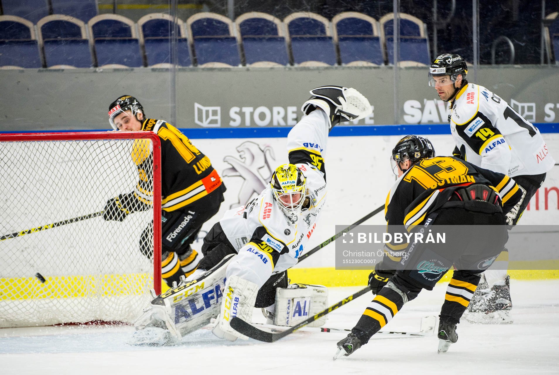 Panterns Kalle Östman gör 1-0 på Västerås målvakt