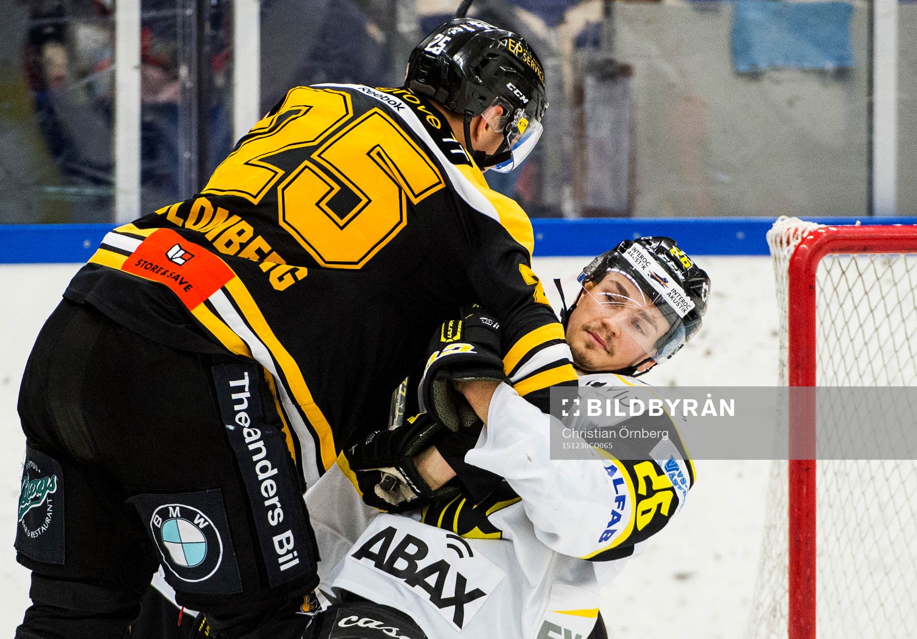 Närkamp mellan Panterns Patrik Blomberg och Hampus Larsson