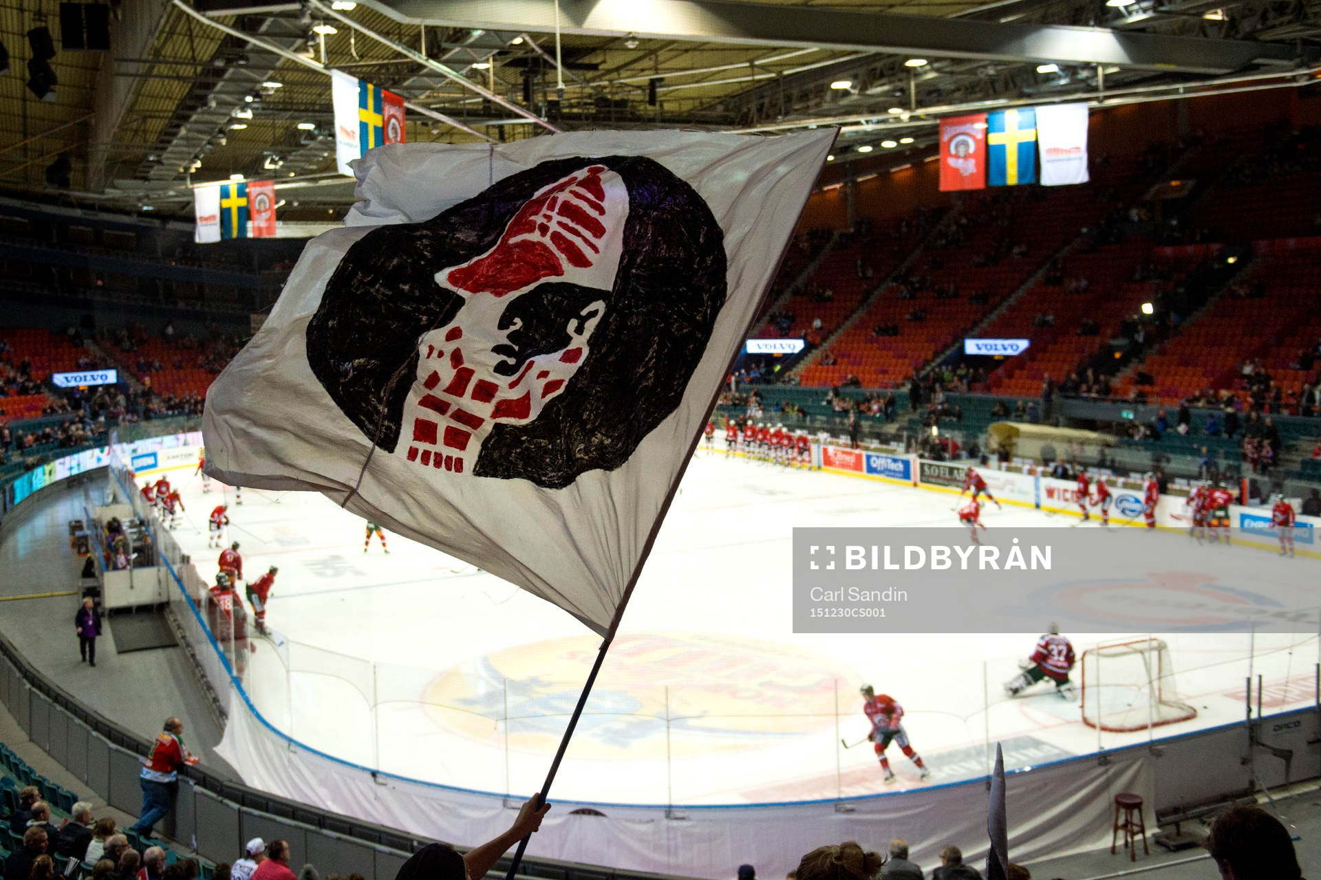 En supportars från Malmö Redhawks vevar med en flagga