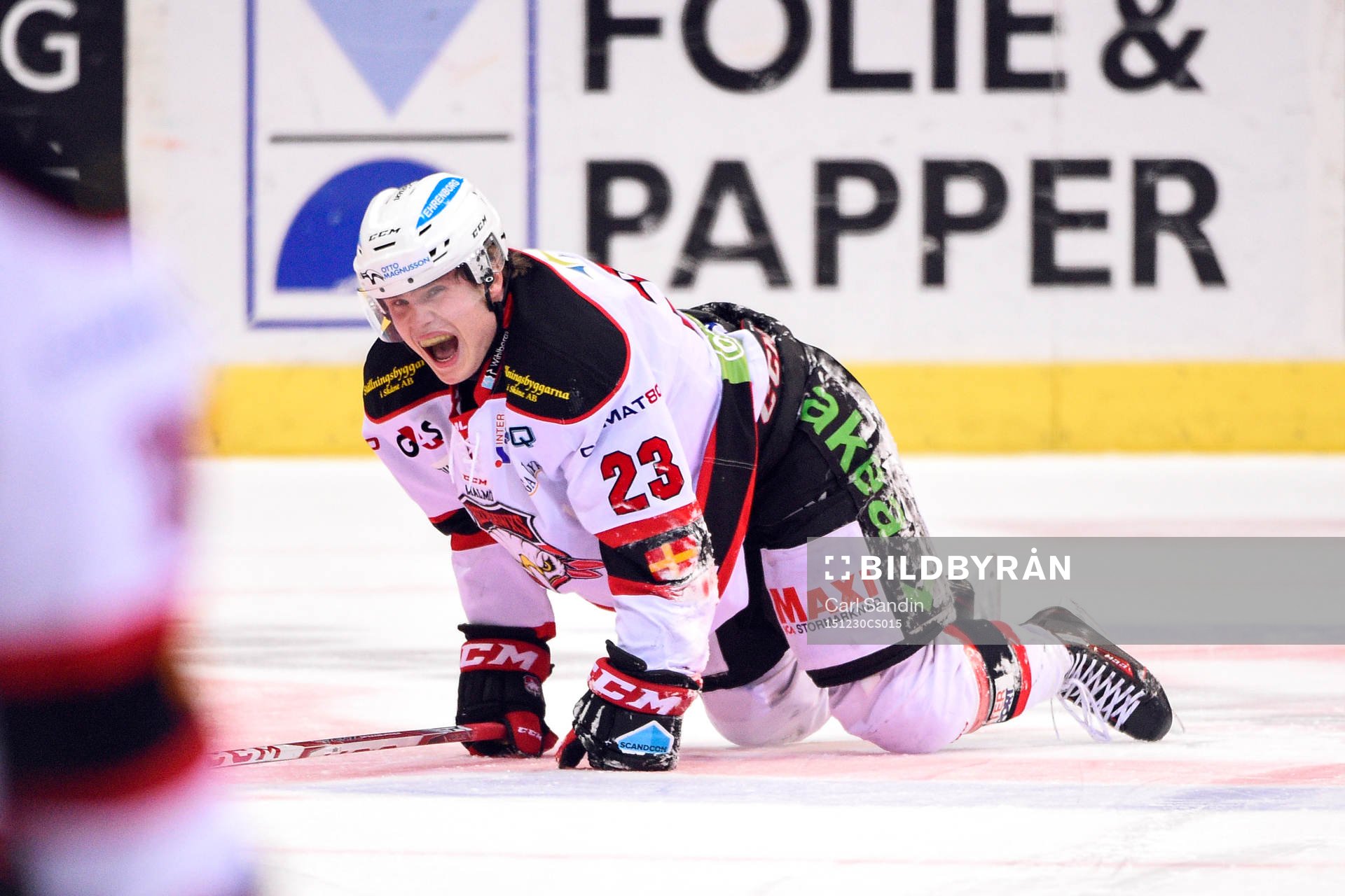 Malmö Redhawks Christoffer Forsberg får ont och ligger