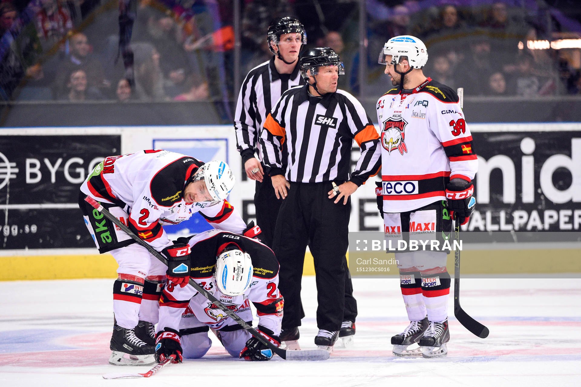 Malmö Redhawks Christoffer Forsberg ligger kvar på isen