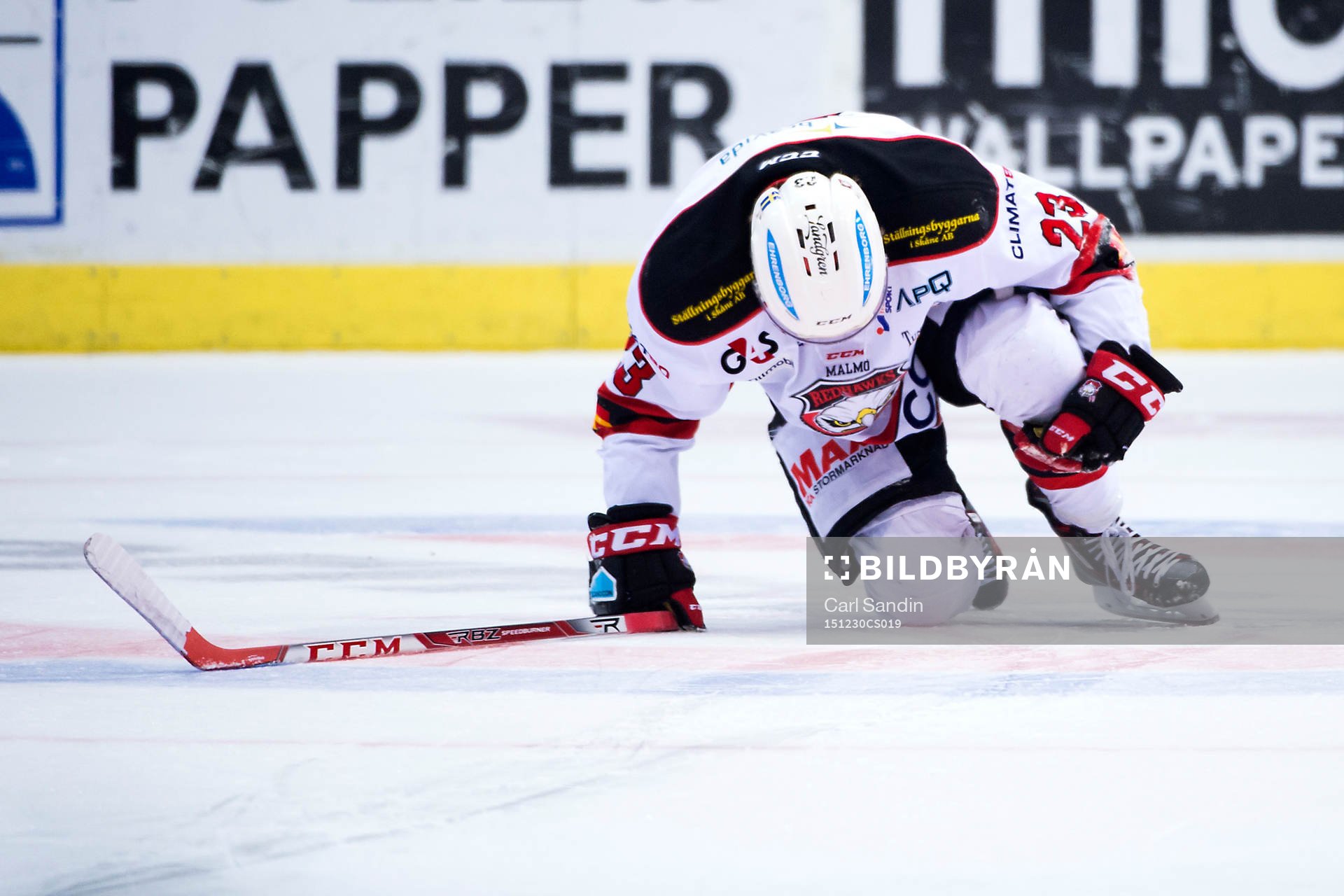 Malmö Redhawks Christoffer Forsberg tar sig för benet