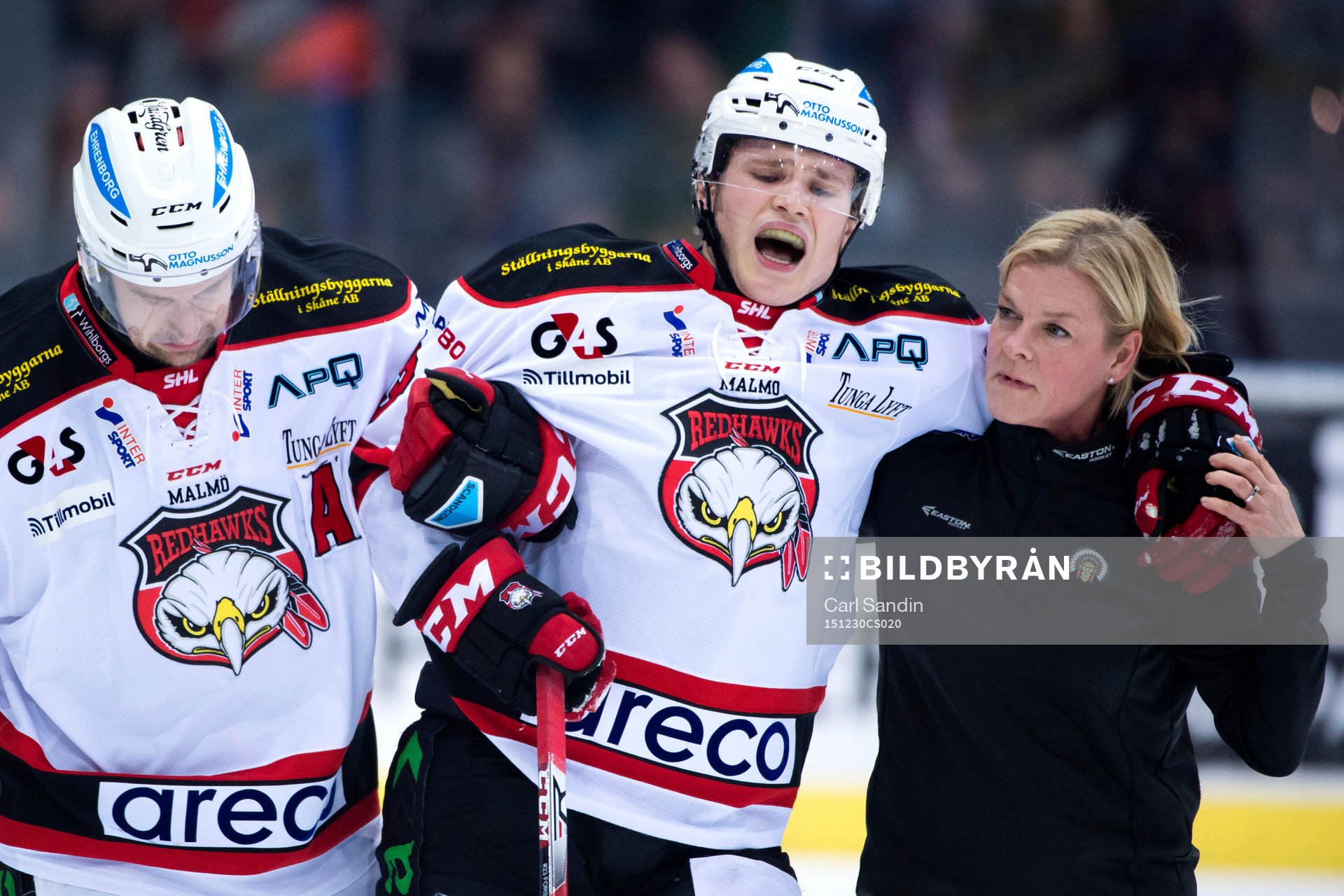 Malmö Redhawks Christoffer Forsberg (m) får hjälp att ta