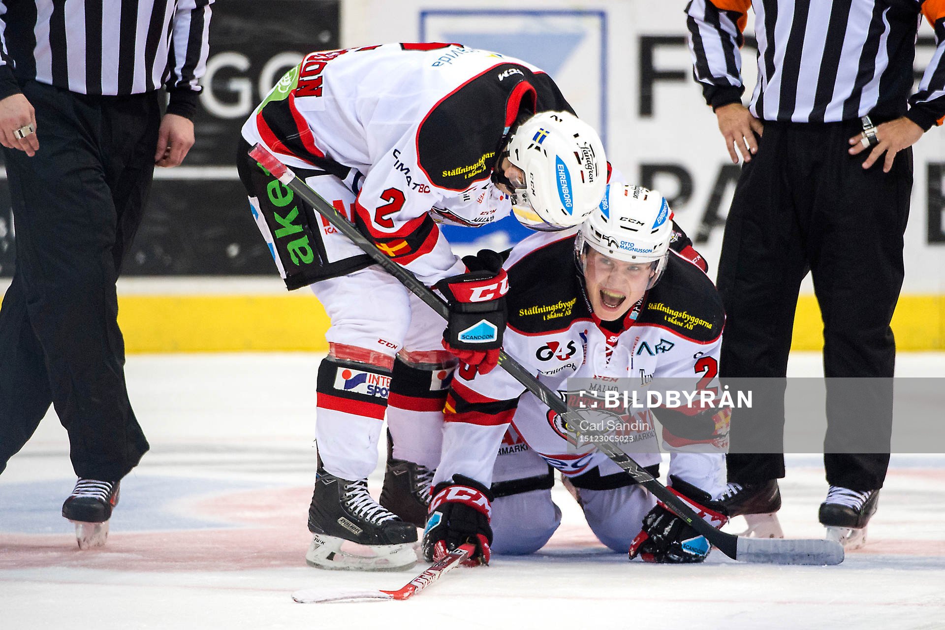 Malmö Redhawks Christoffer Forsberg ligger skadad på isen