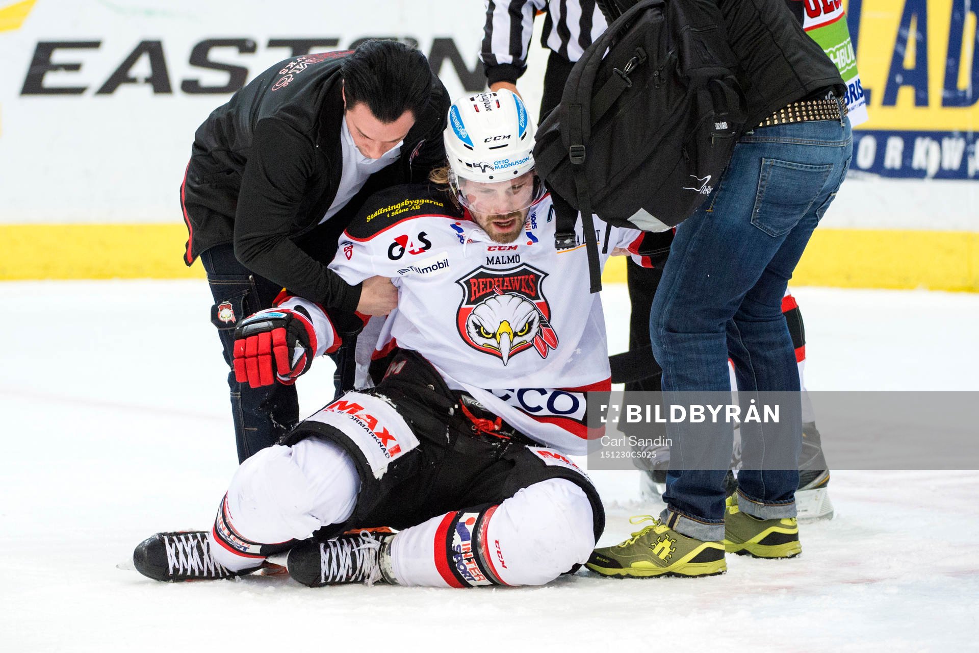 Malmö Redhawks Stefan Warg får hjälp att ställa sig upp