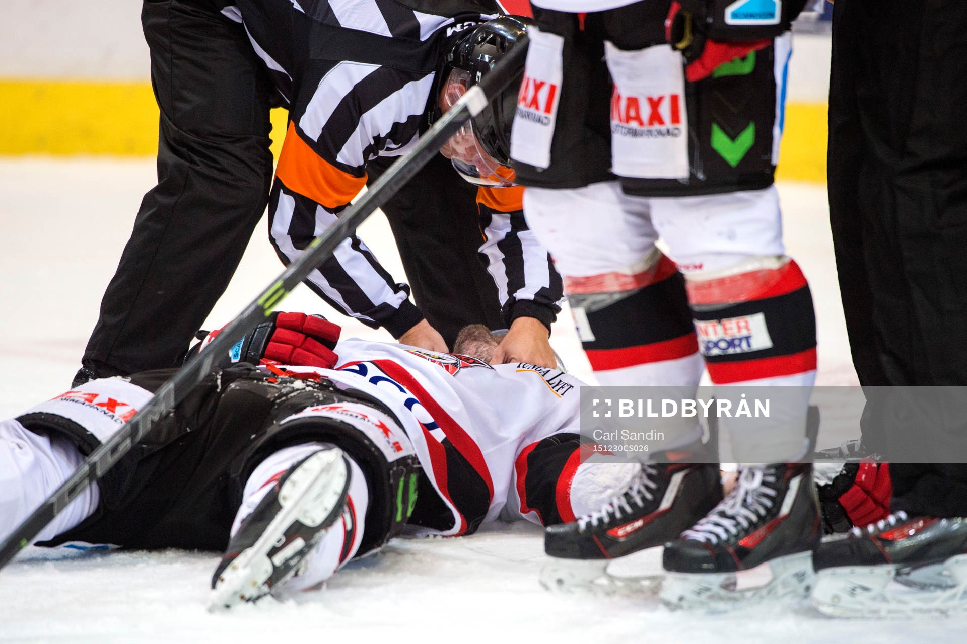 Malmö Redhawks Stefan Warg undersöks av domaren
