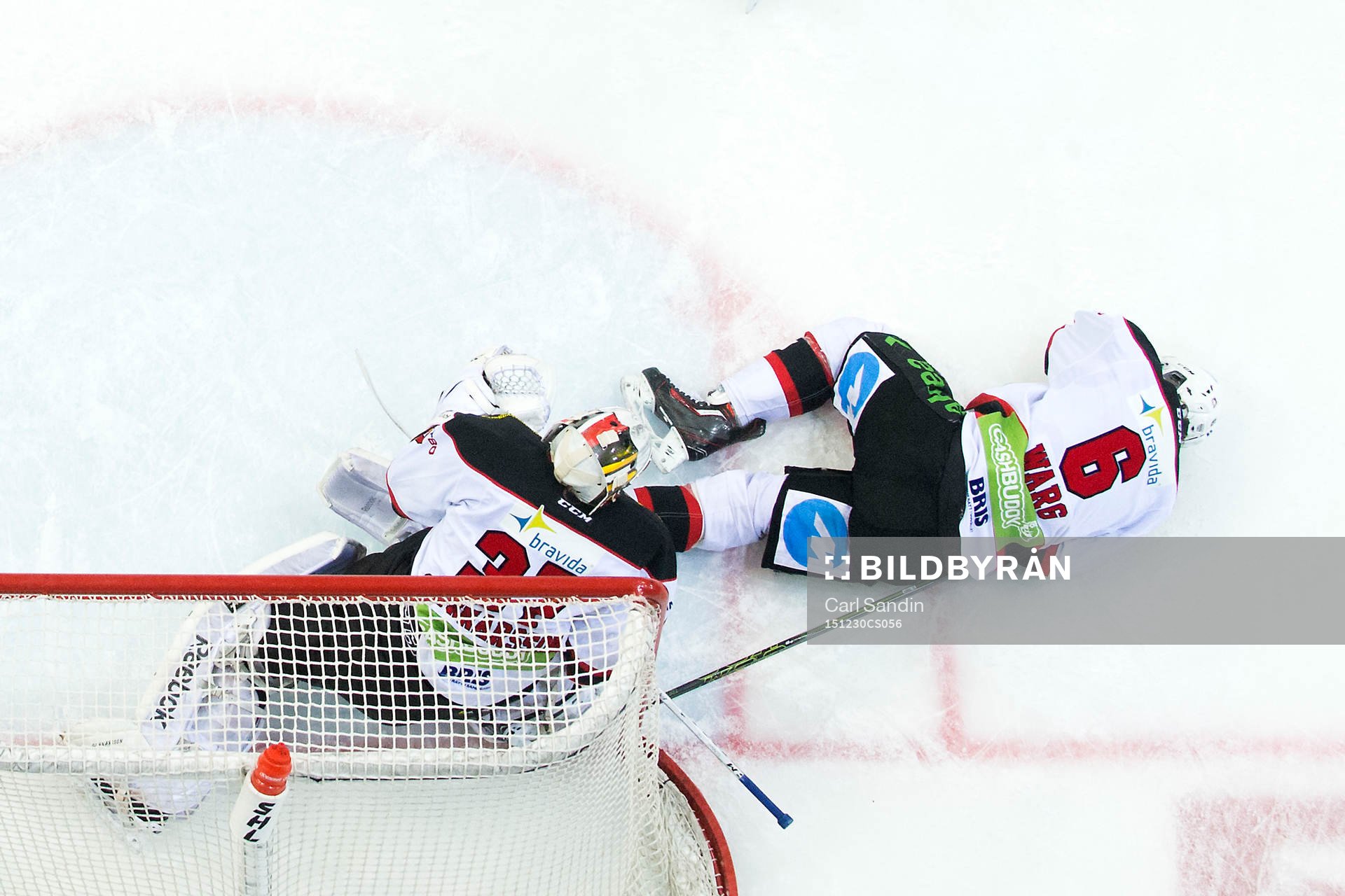 Malmö Redhawks Stefan Warg ligger skadad på isen