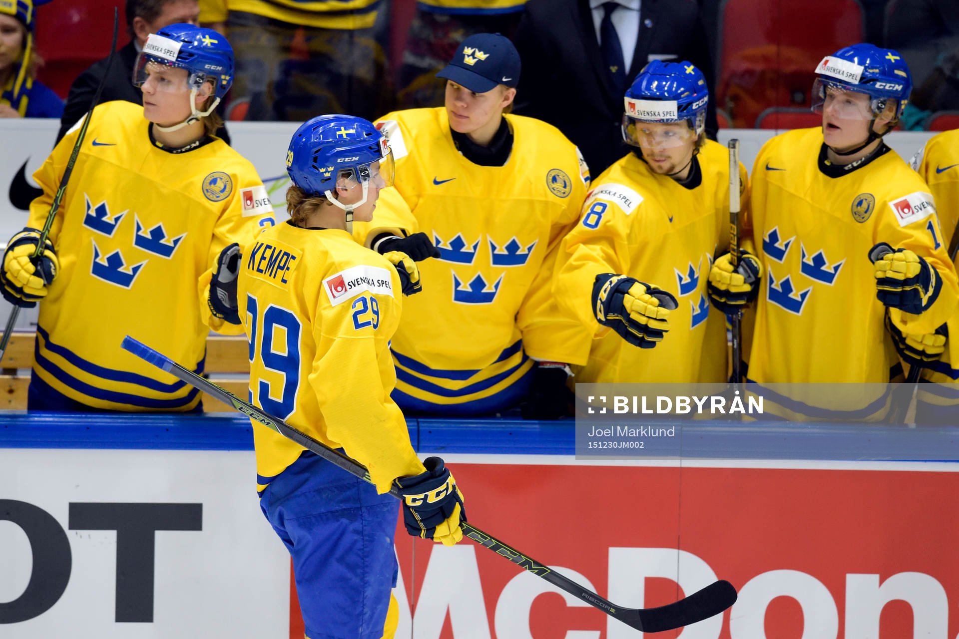 Sveriges Adrian Kempe jublar med lagkamraterna