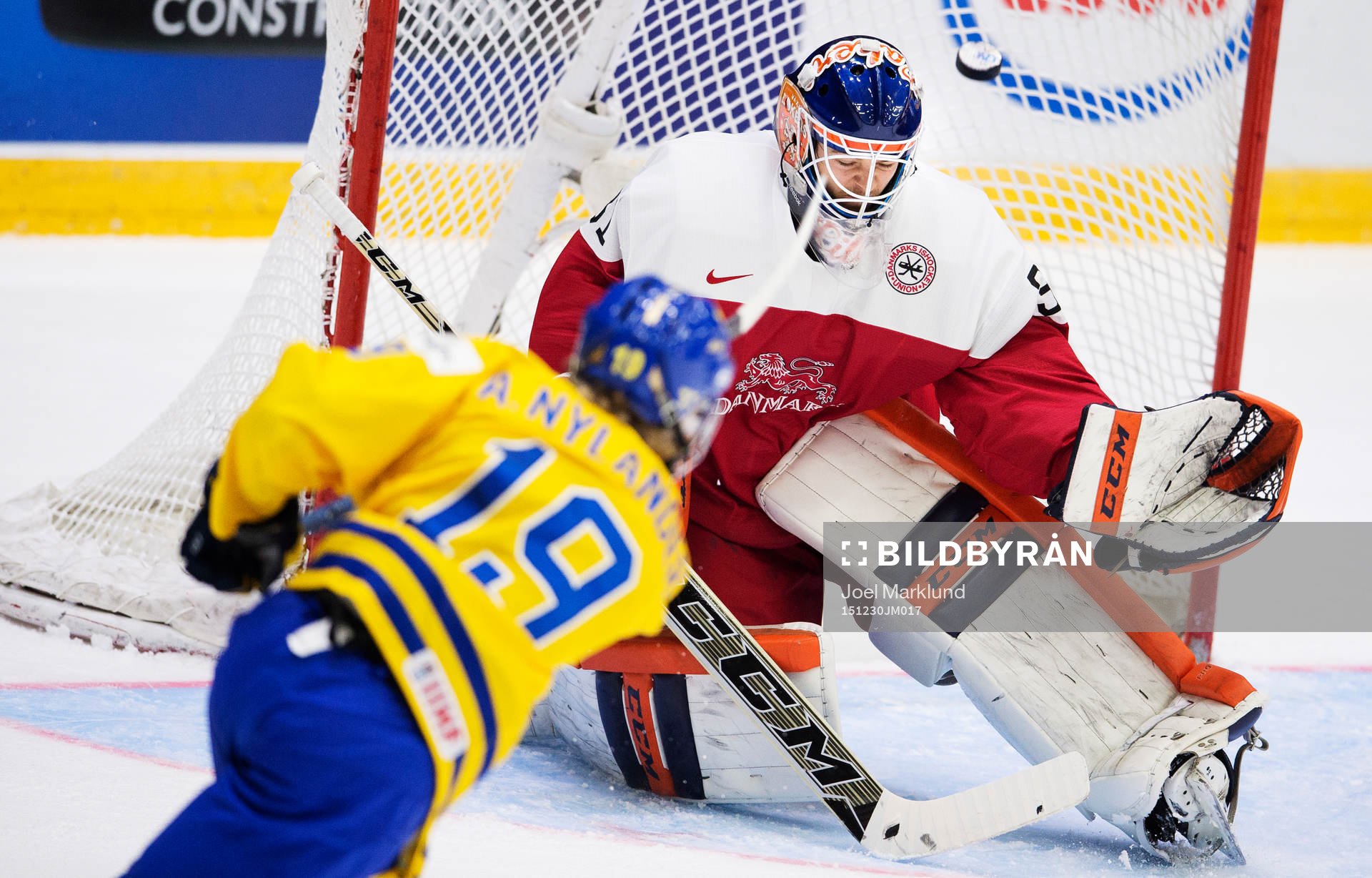 Sveriges Alexander Nylander skjuter et skott mot Danmarks