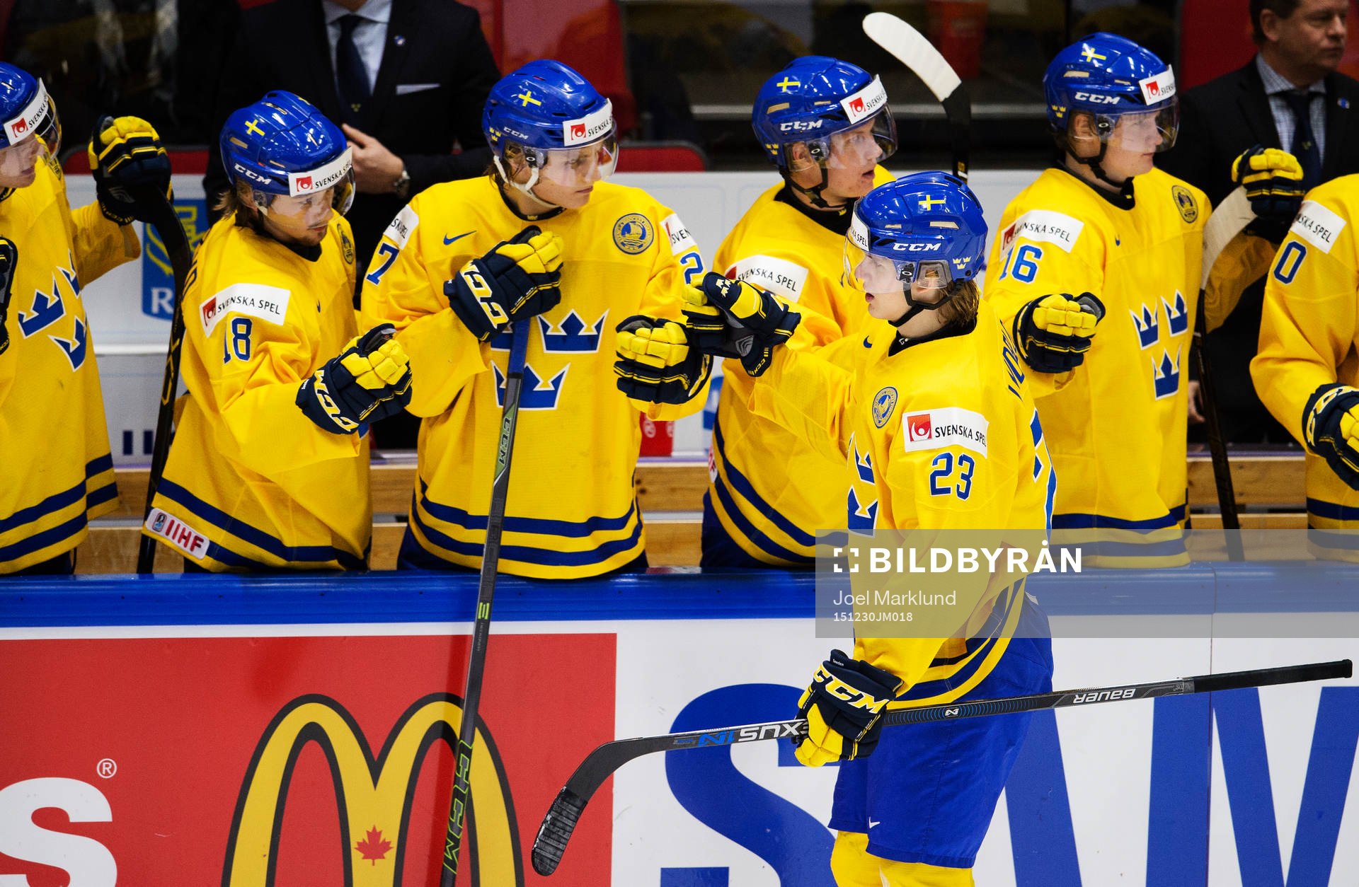 Sveriges Oskar Lindblom jublar med lagkamrater