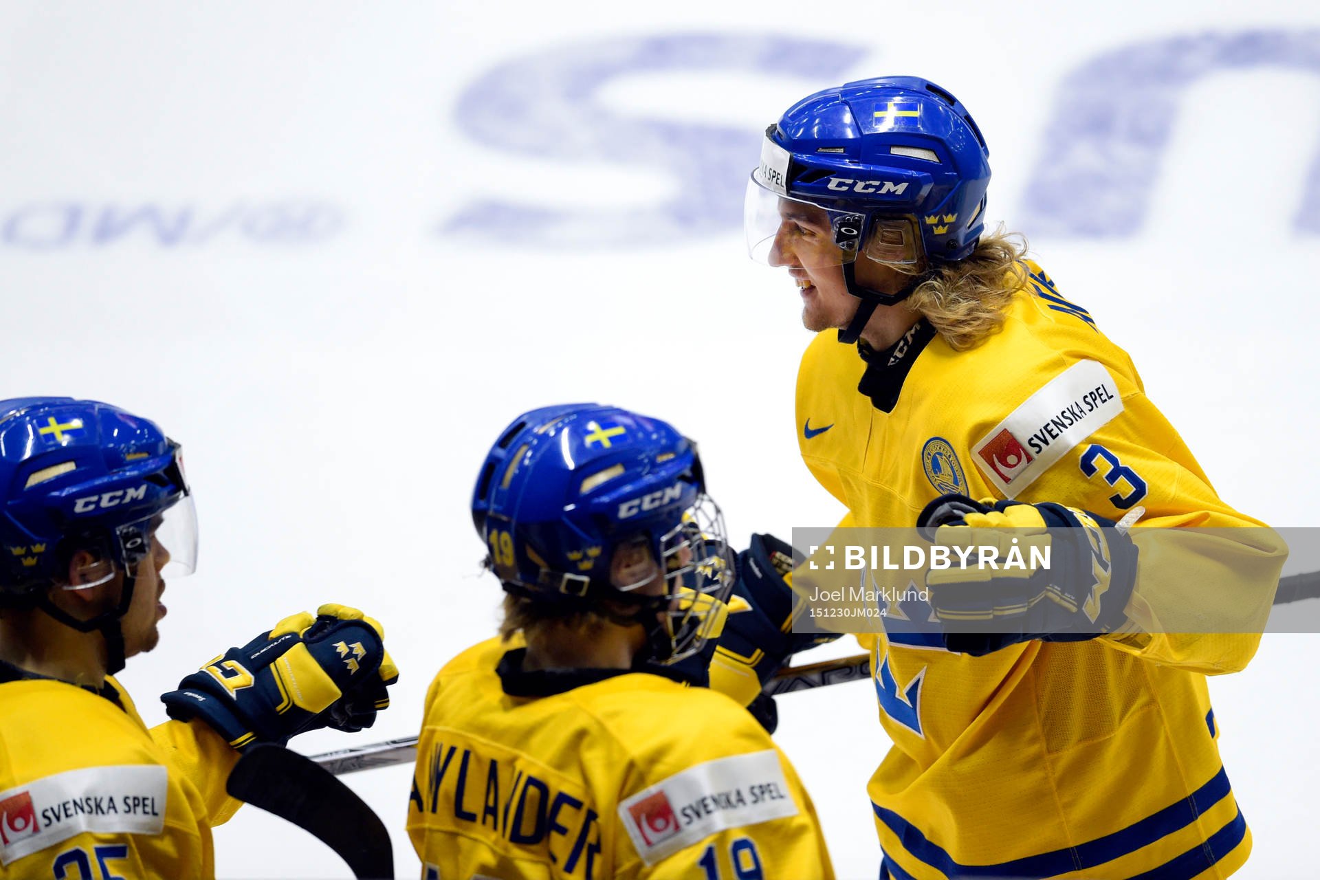 Sveriges William Lagesson jublar med lagkamraterna