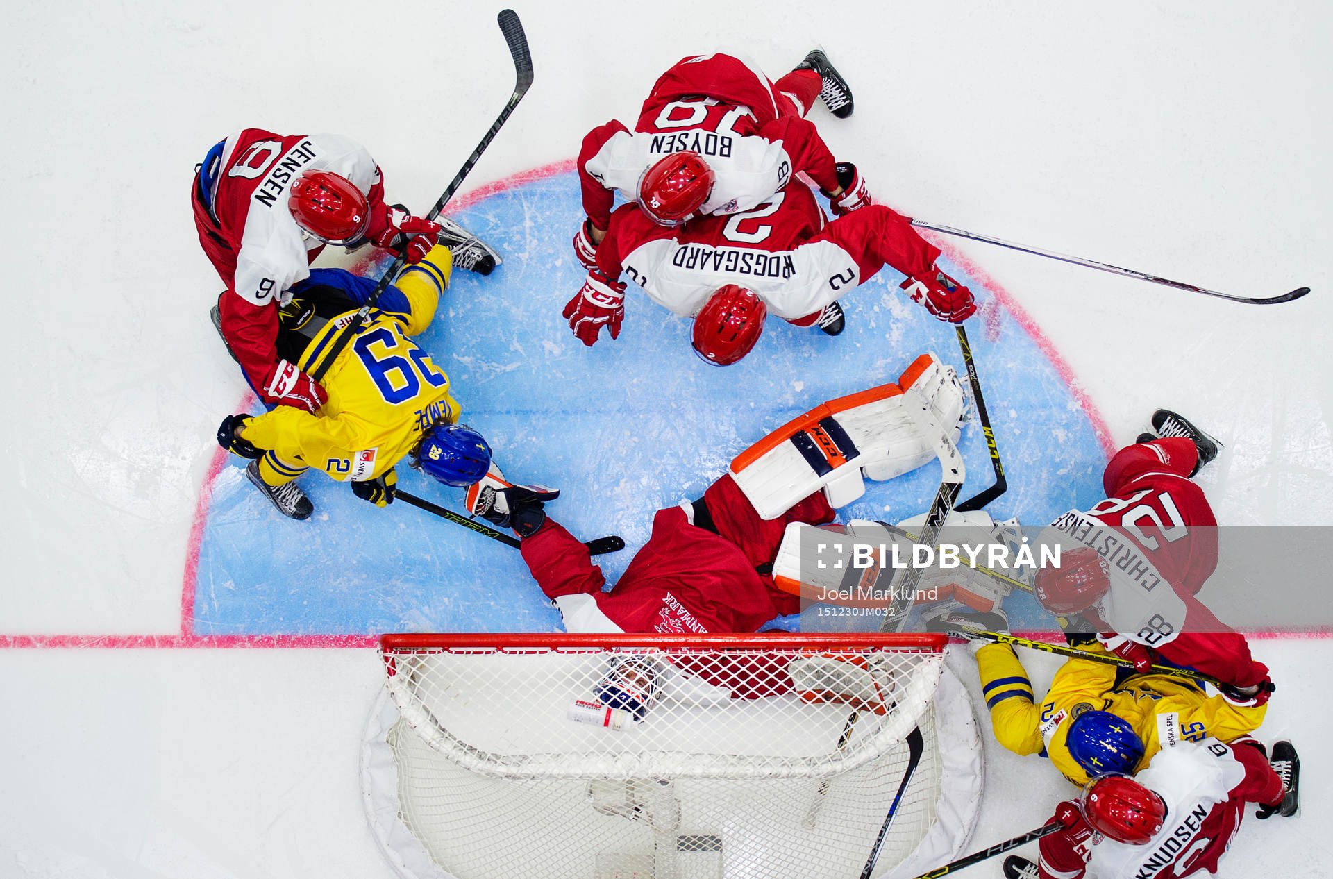 Sveriges Adrian Kempe och Axel Holmström oroar framför