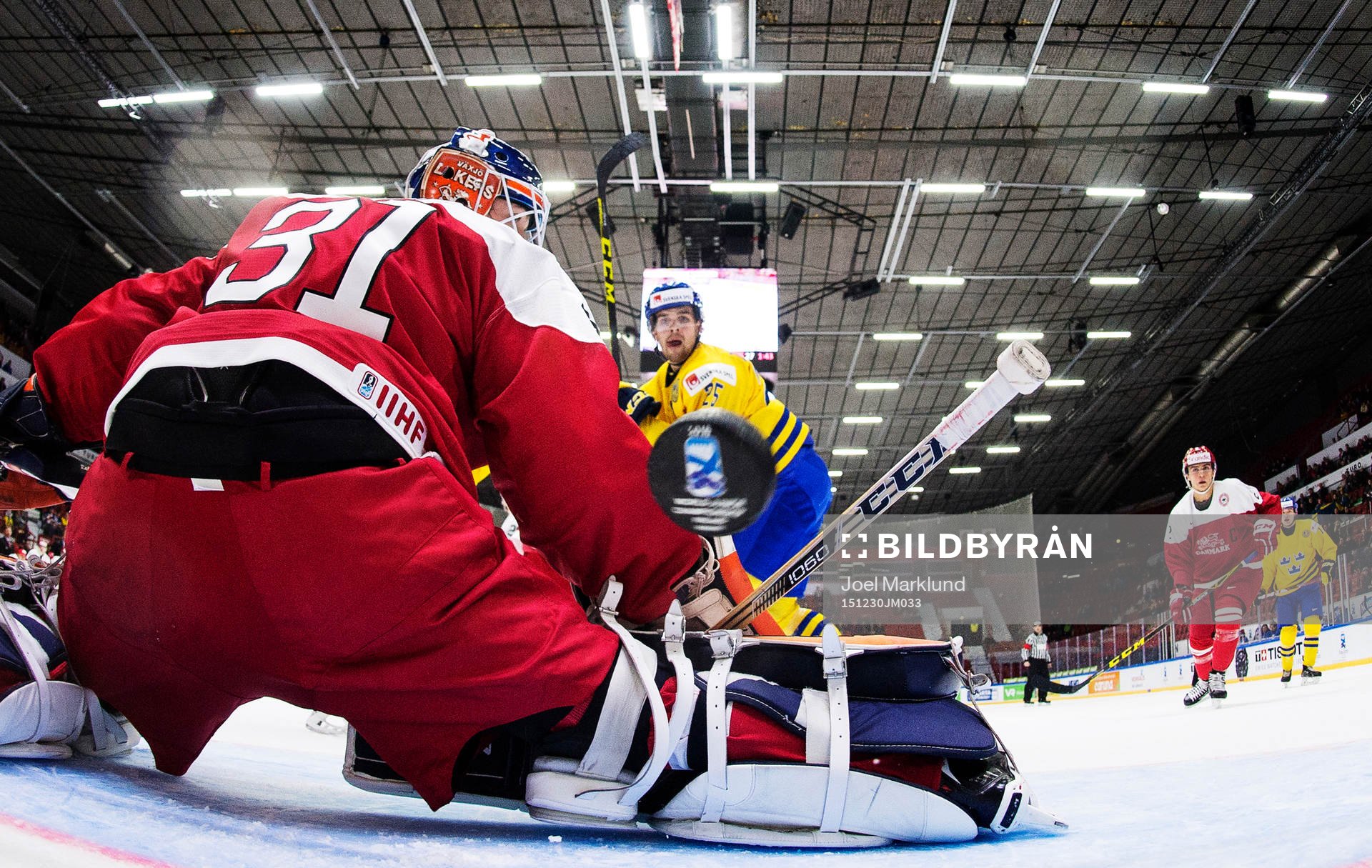 Sveriges Axel Holmström ser 2-0-pucken från Gustav