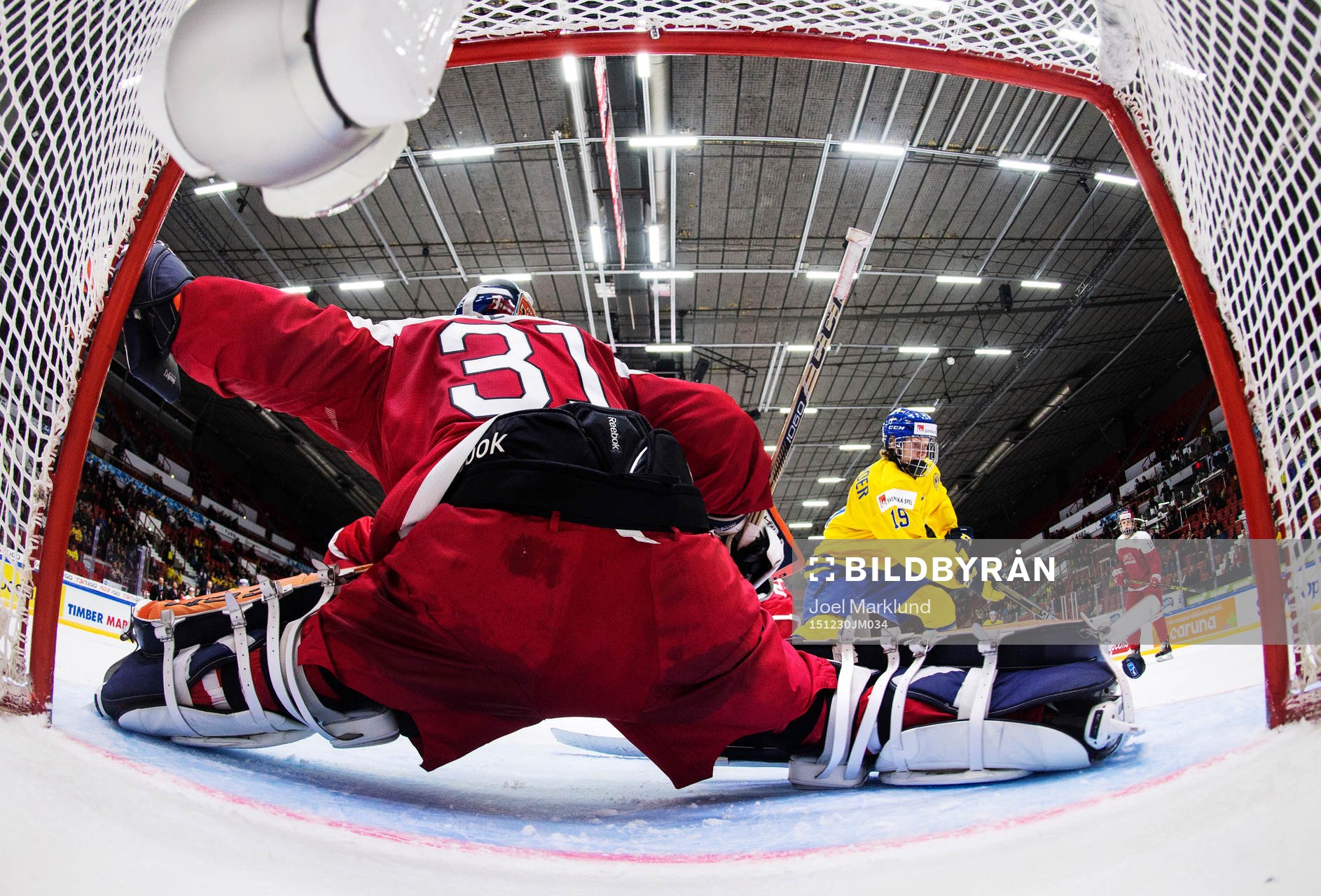 Sveriges Alexander Nylander (t h) kommer fri och gör 5-0