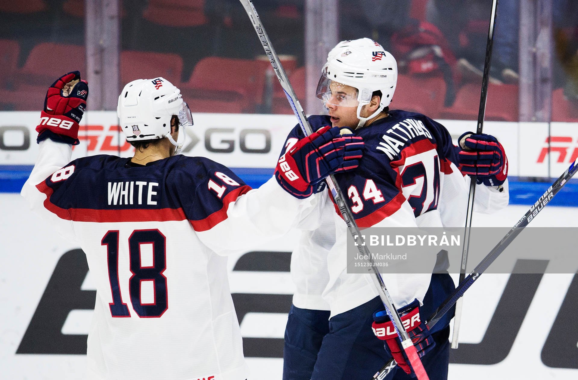 s Auston Matthews (t h) jublar med lagkamrater