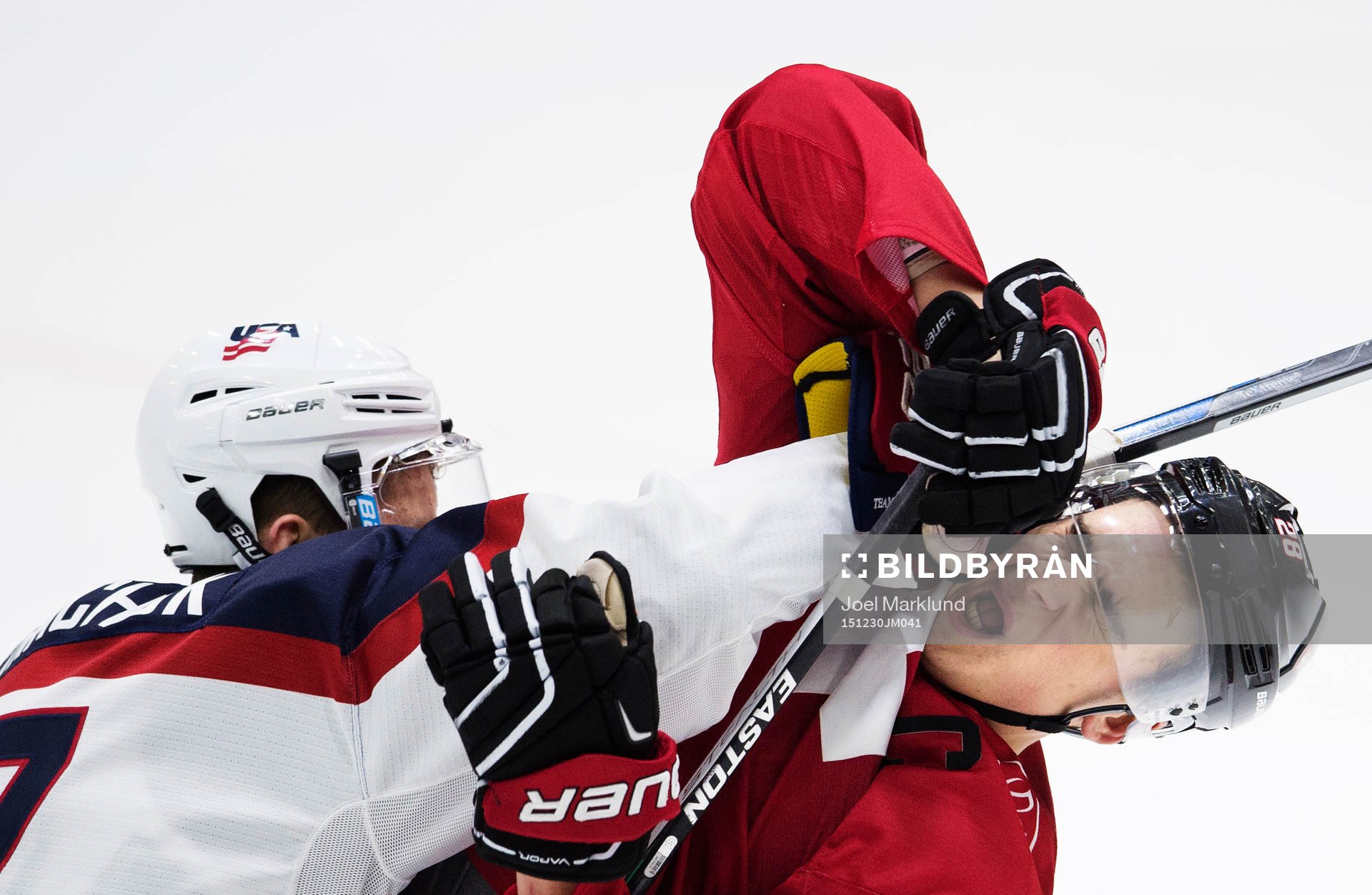 s Matthew Tkachuk trycker till Schweiz Timo Meier