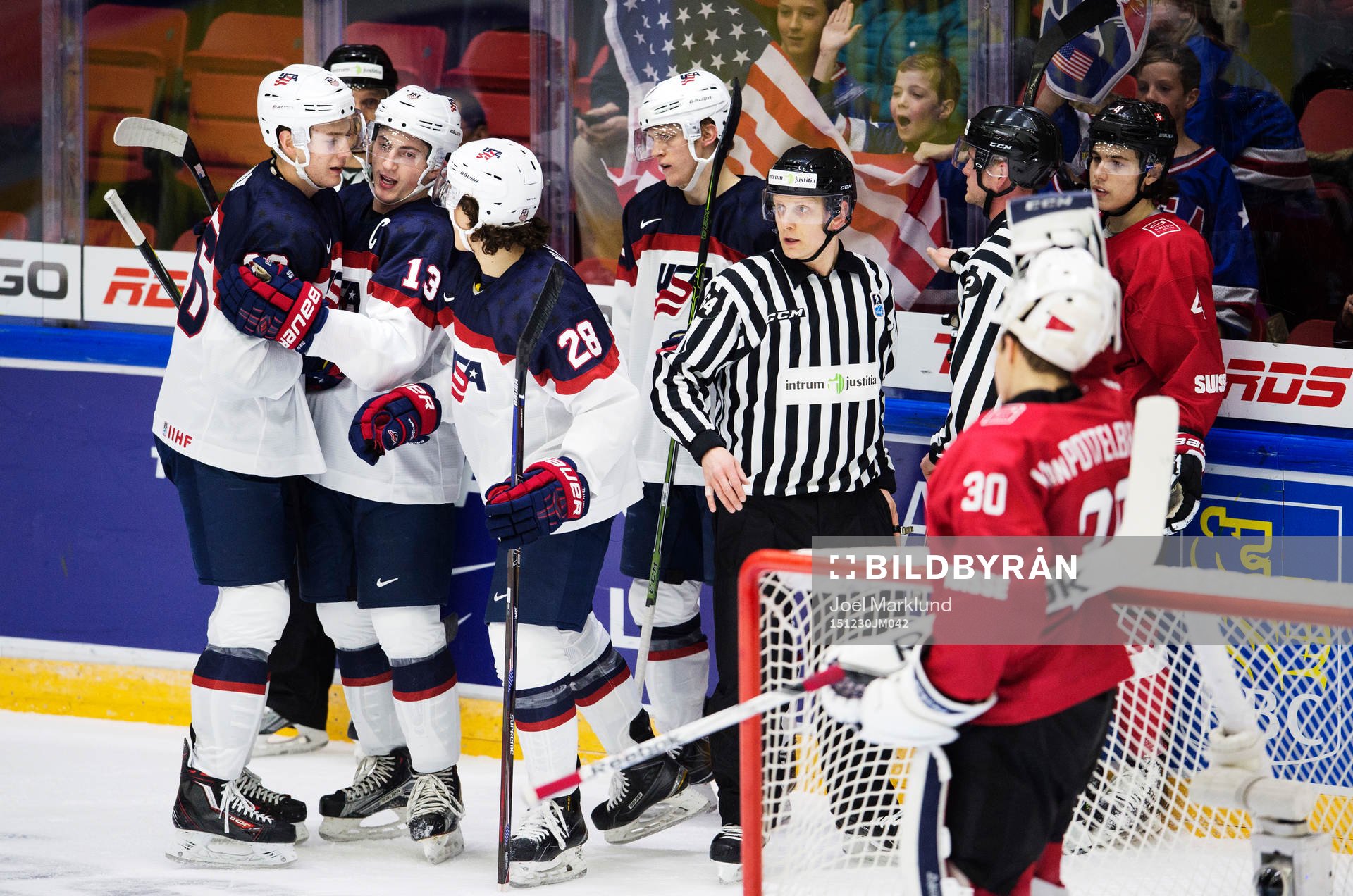 s Zach Werenski (nr 13) jublar med lagkamrater