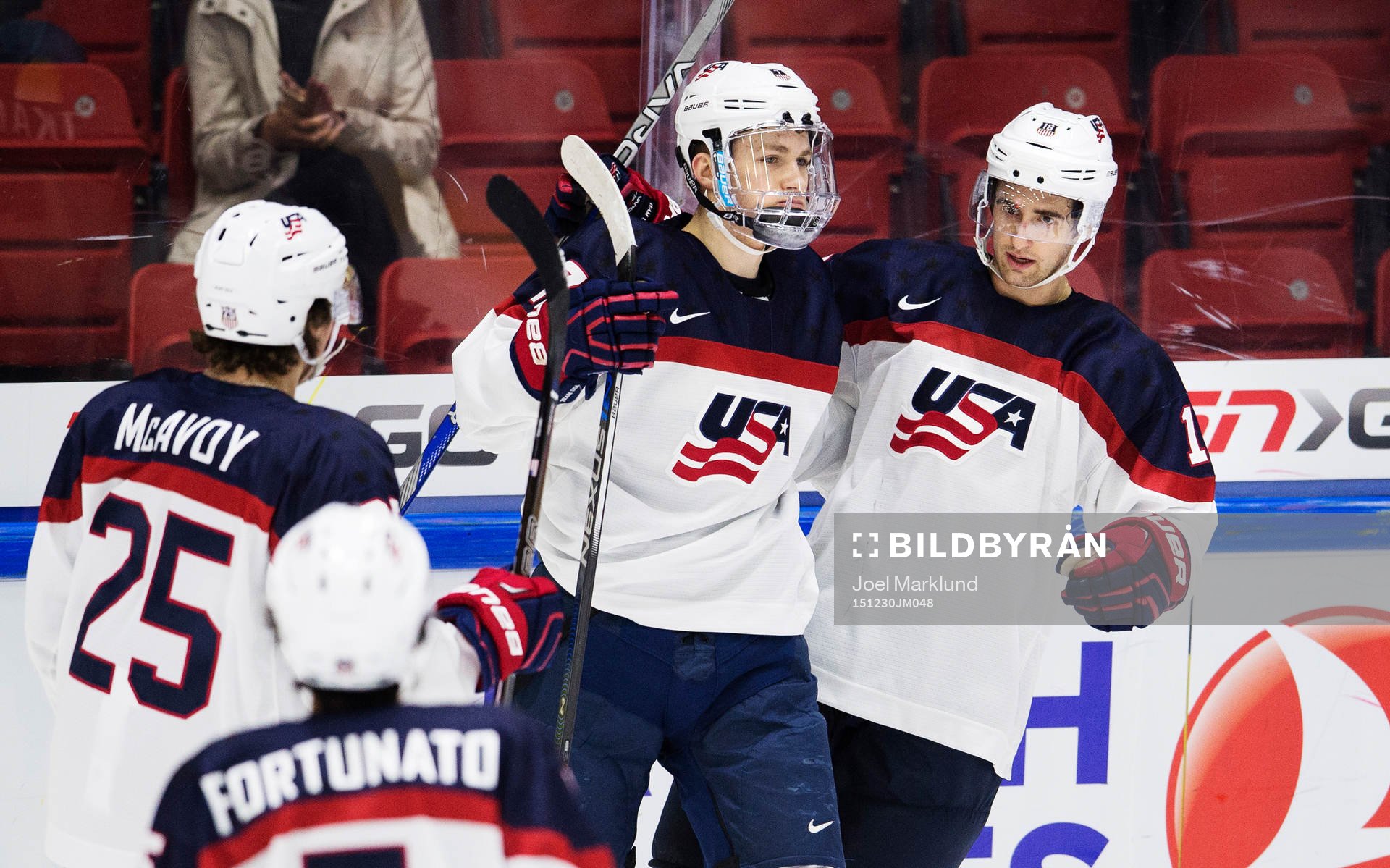 s Matthew Tkachuk (mitten) jublar med lagkamrater