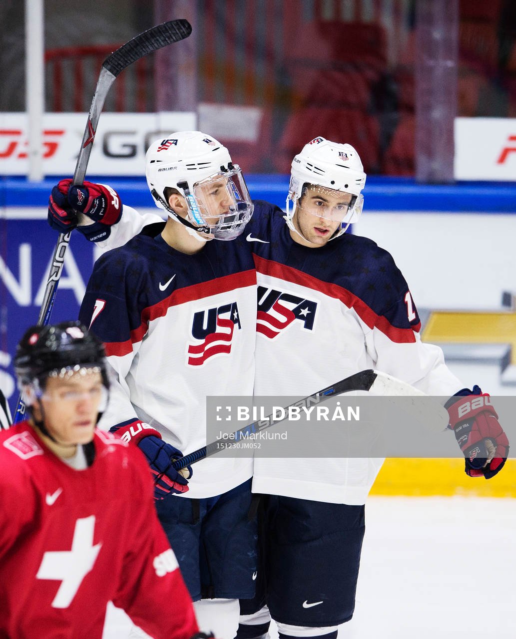 s Matthew Tkachuk och Colin White jublar