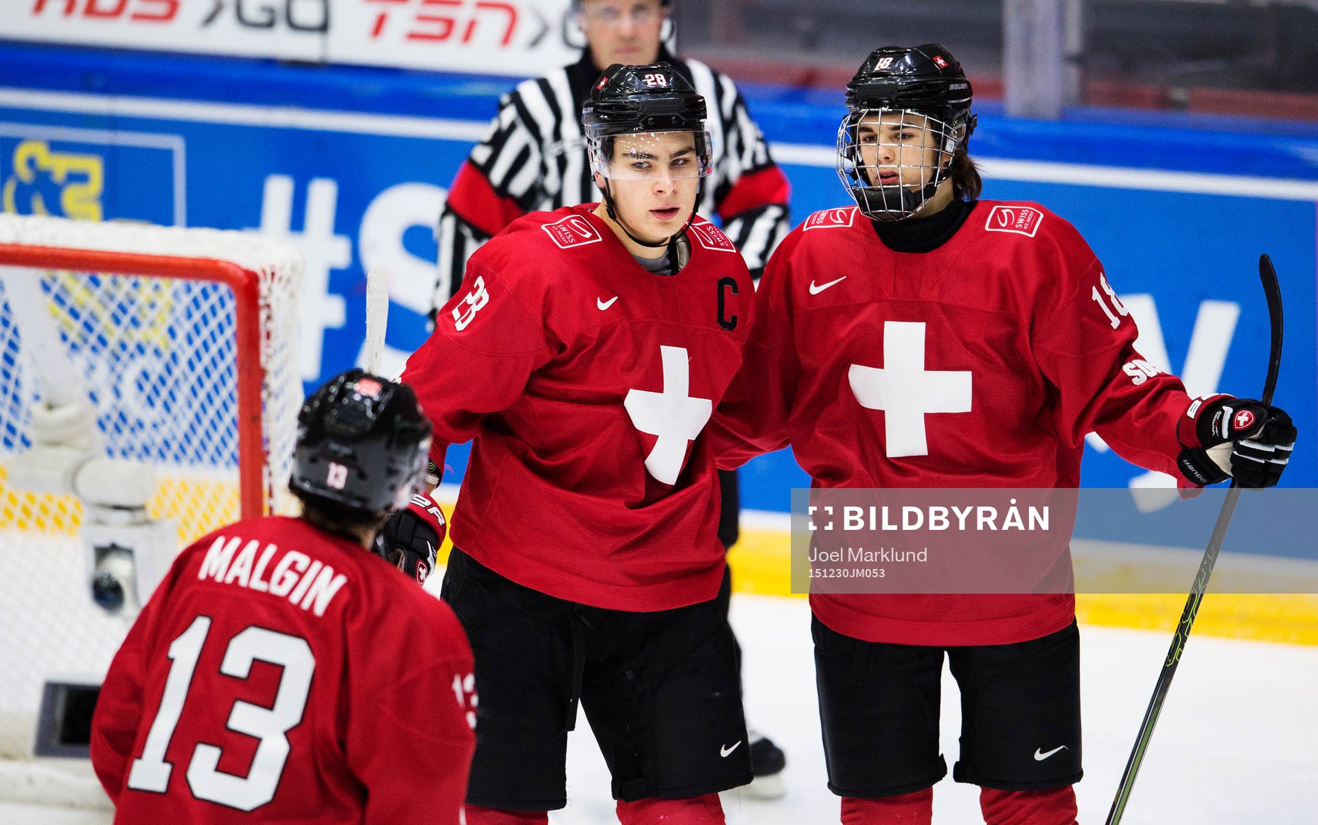 Schweiz Denis Malgin, Timo Meier och Nico Hischier jublar