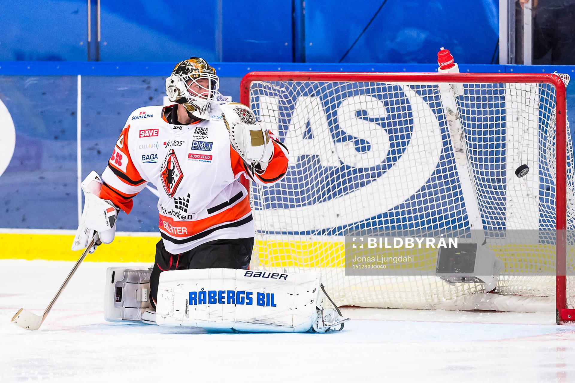 Växjös Patrik Lundh (ej i bild) skjuter pucken i mål