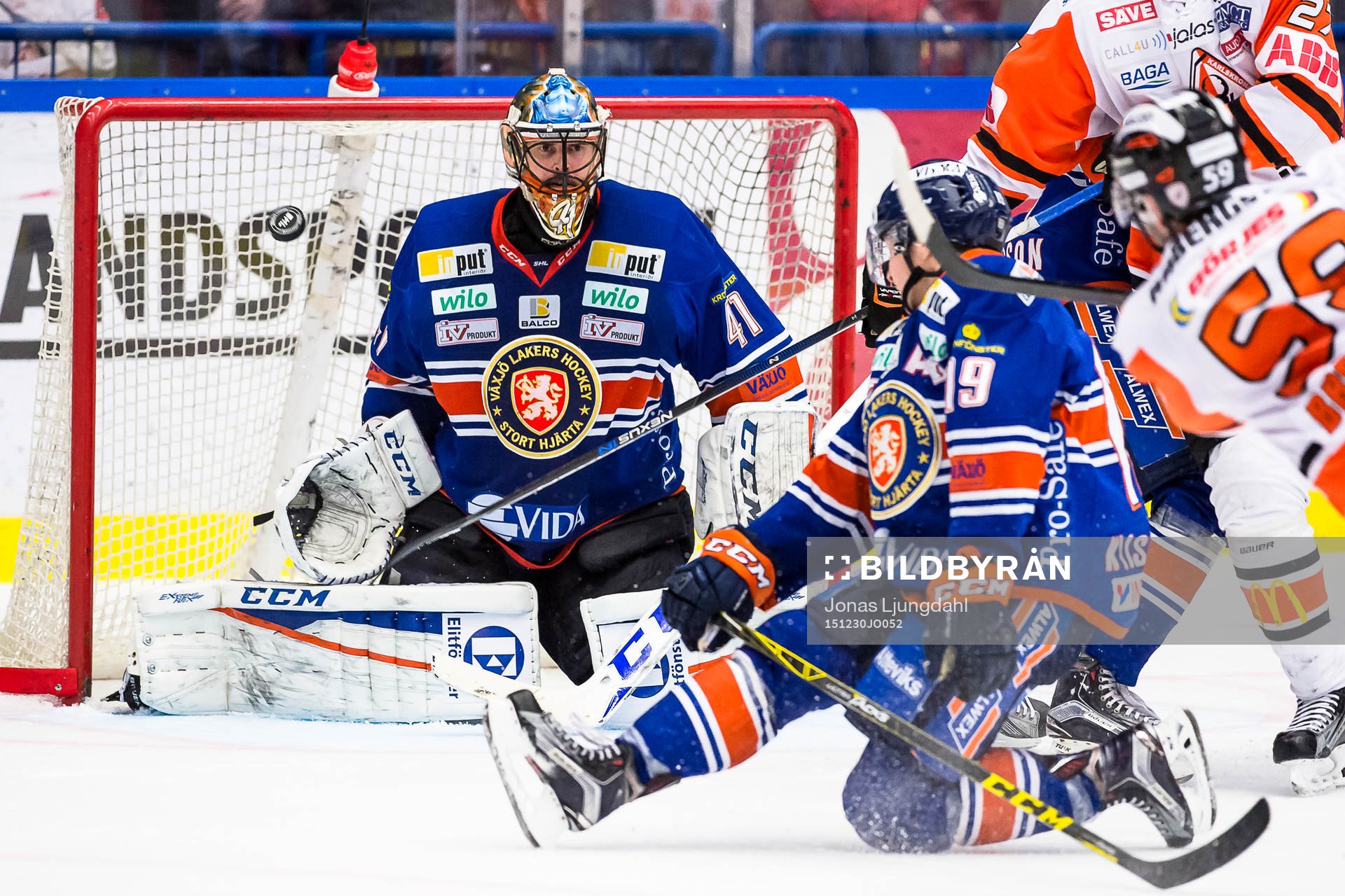 Karlskronas Julien Brouillette skjuter pucken i mål till