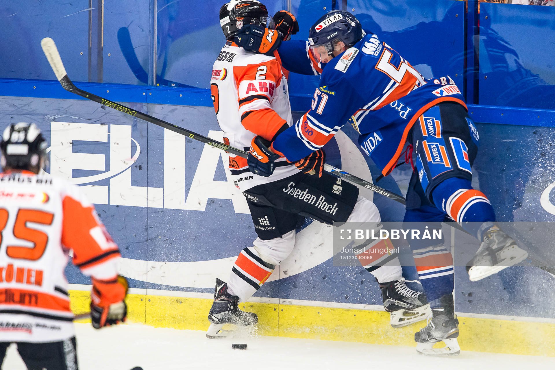Växjös Joey Crabb tacklar Karlskronas Robin Gartner