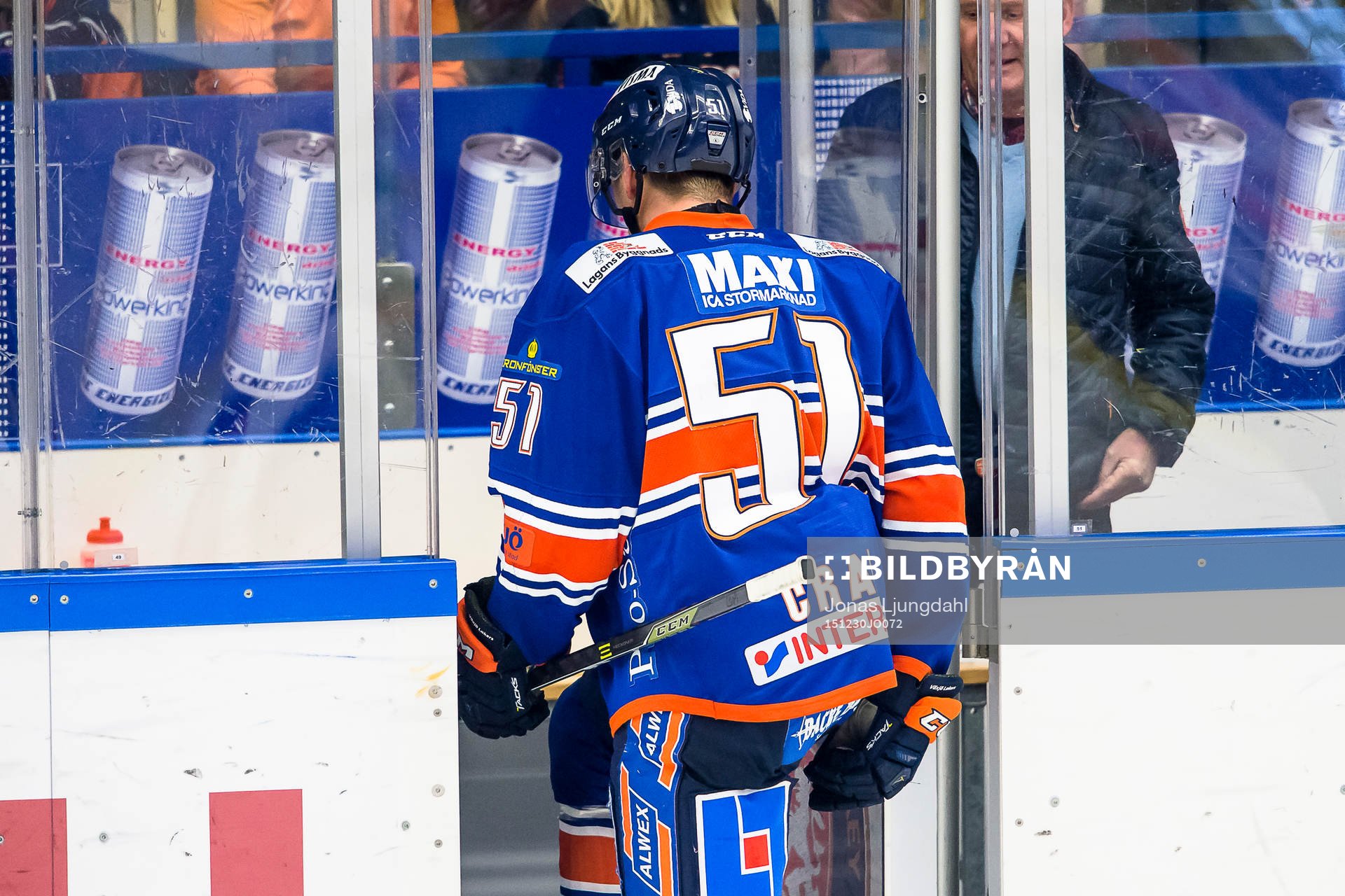 Växjös Joey Crabb på väg in i utvisningsbåset