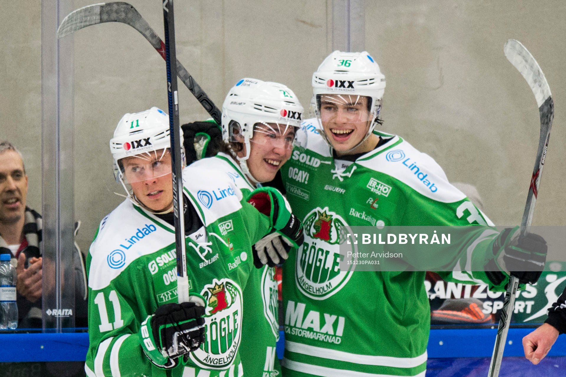 Rögles David Åslin och Filip Karlsson jublar