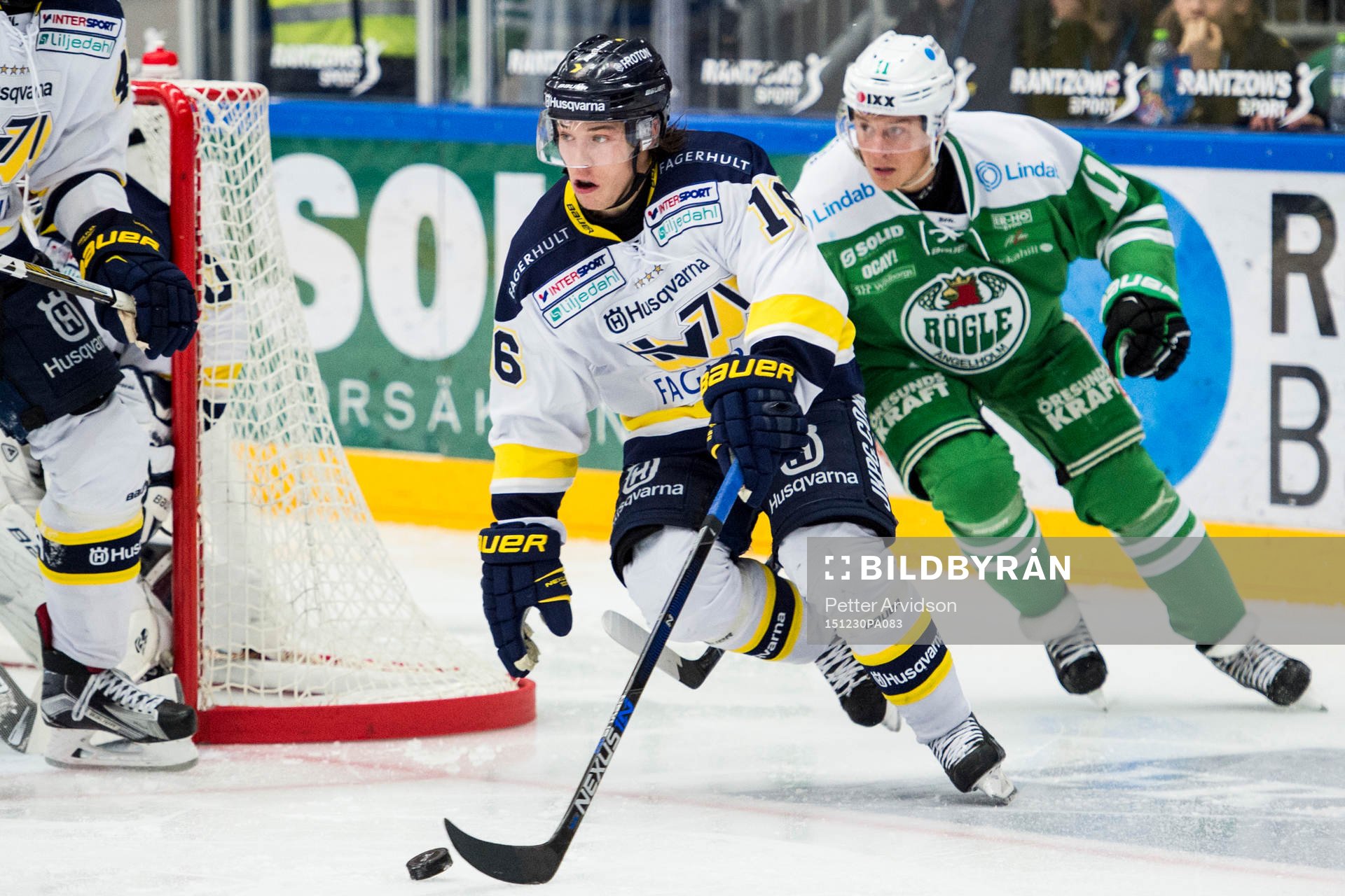 s Filip Sandberg jagas av Rögles David Åslin