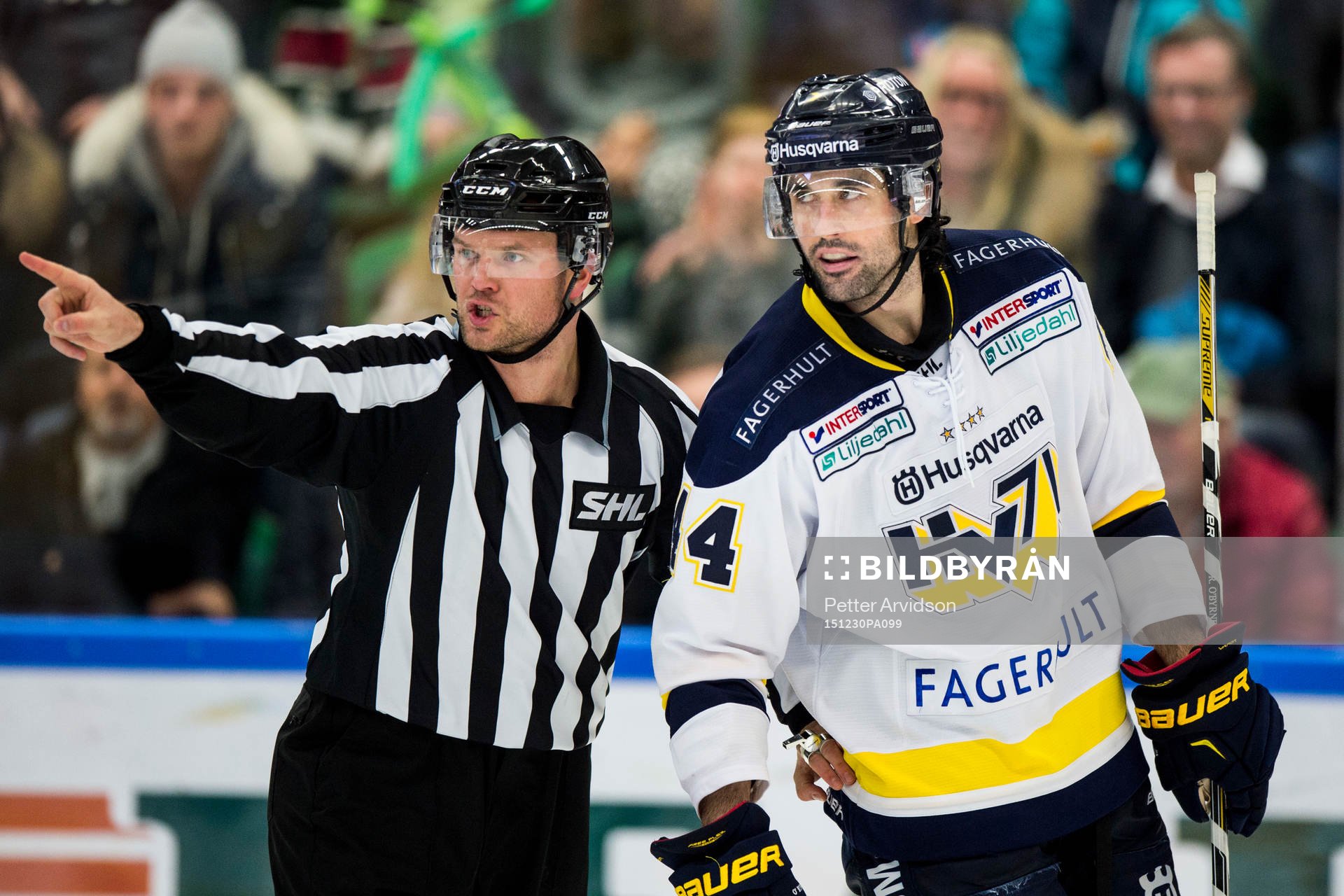 s Ryan O´Byrne förs undan av domaren