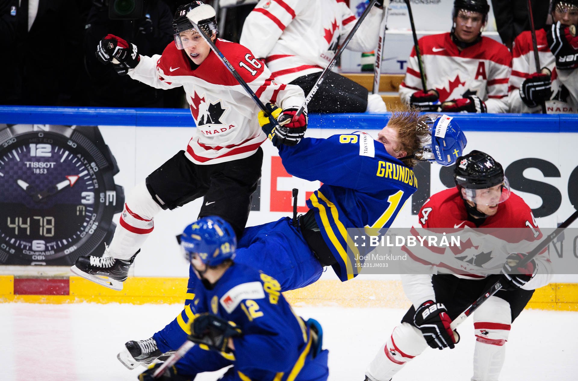 Kanadas Mitch Marner tacklar Sveriges Carl Grundström
