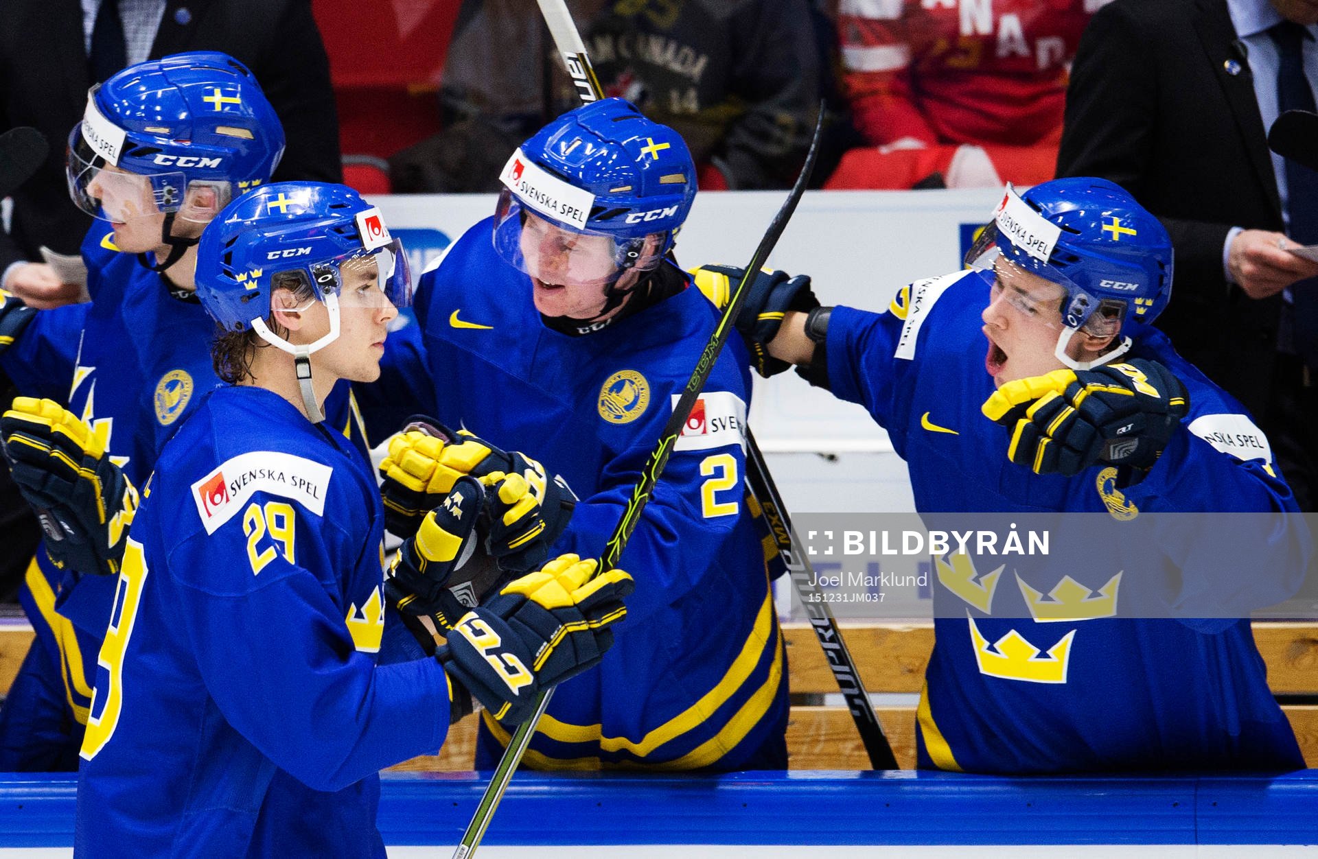 Sveriges Adrian Kempe jublar med lagkamrater