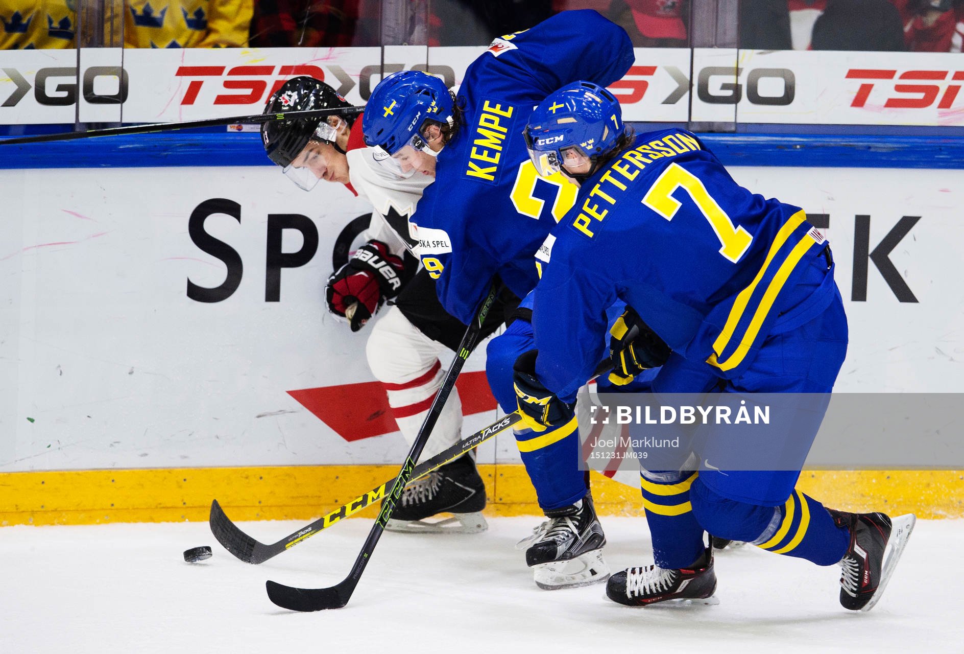Kanadas Matt Barzal utmanas av Sveriges Adrian Kempe och